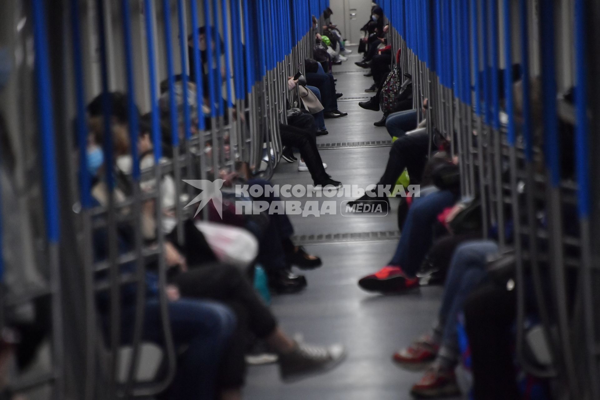 Москва. Пассажиры в вагоне поезда метро.