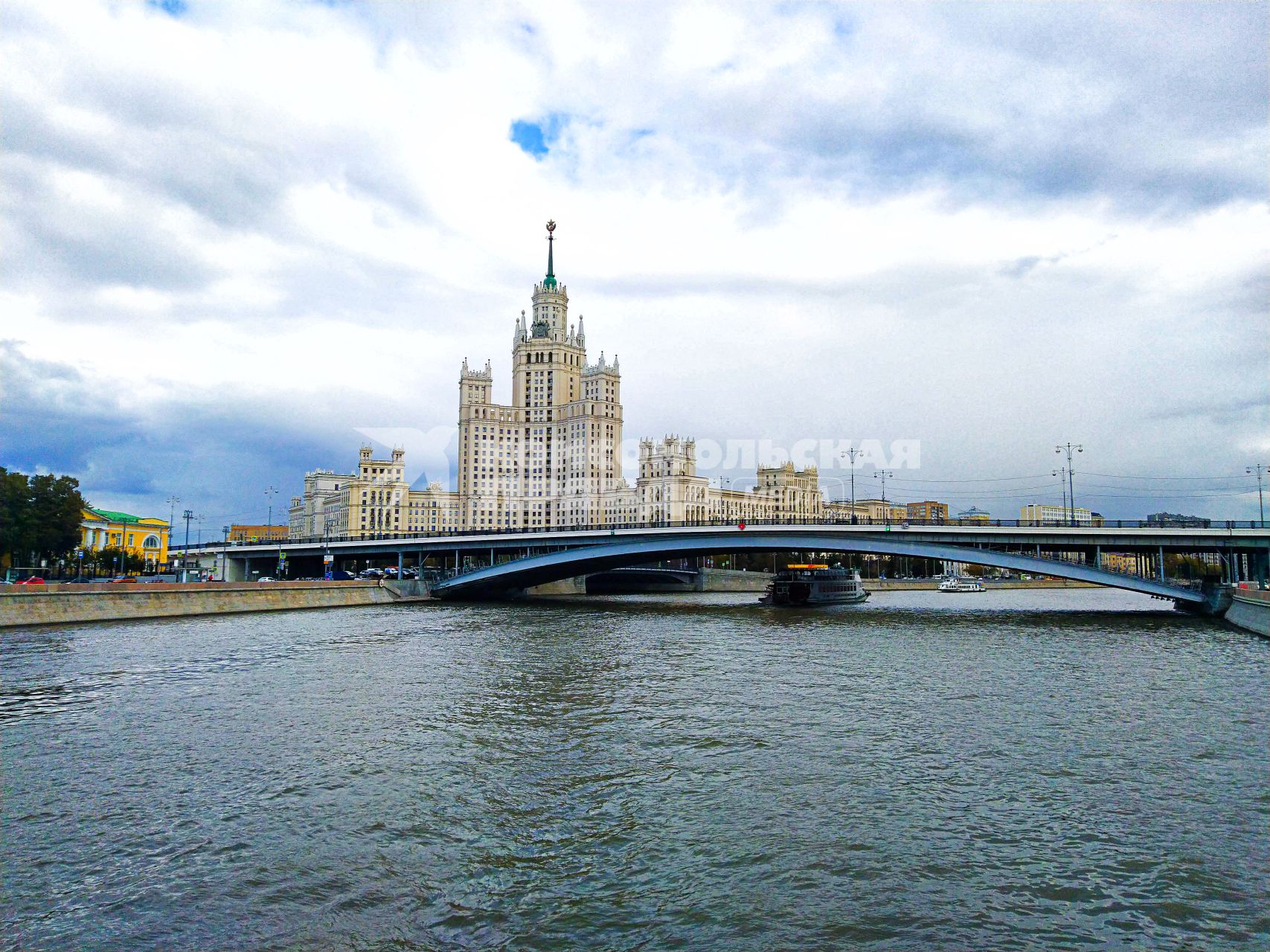 Москва. Вид на жилой дом на Котельнической набережной и Большой Устьинский мост.