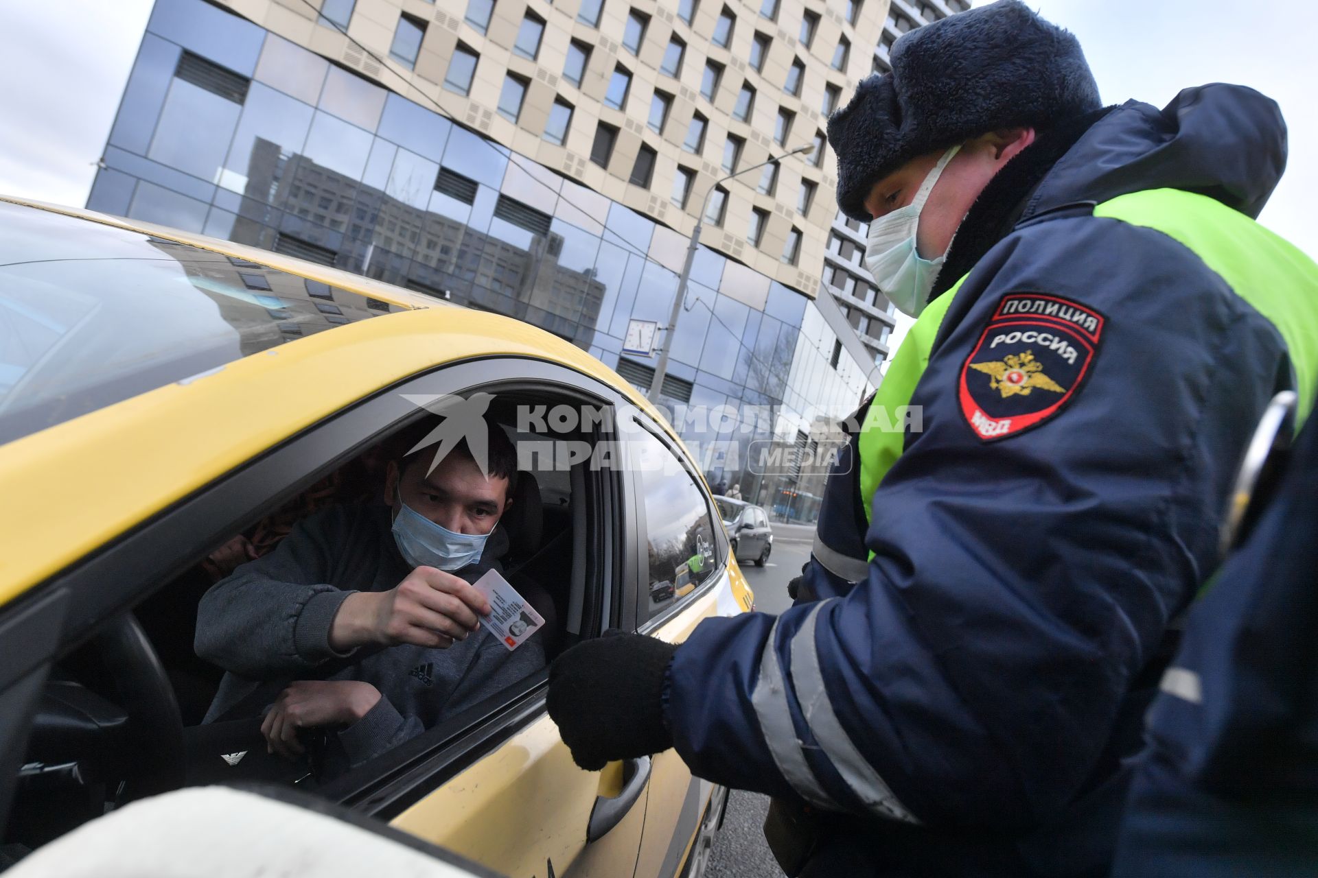 Москва.  Сотрудник ДПС на одной из улиц в Москве во время рейда по проверке соблюдения водителями такси санитарно-эпидемиологических требований.