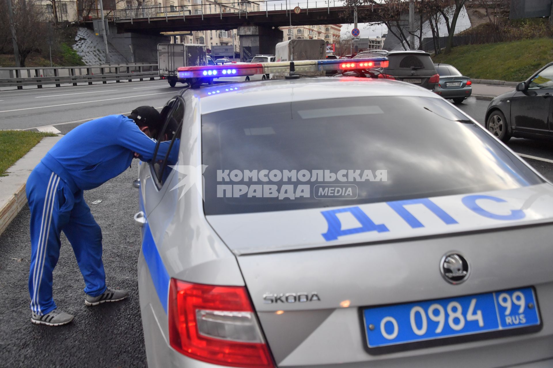 Москва.  Сотрудник ДПС на одной из улиц в Москве во время рейда по проверке соблюдения водителями такси санитарно-эпидемиологических требований.