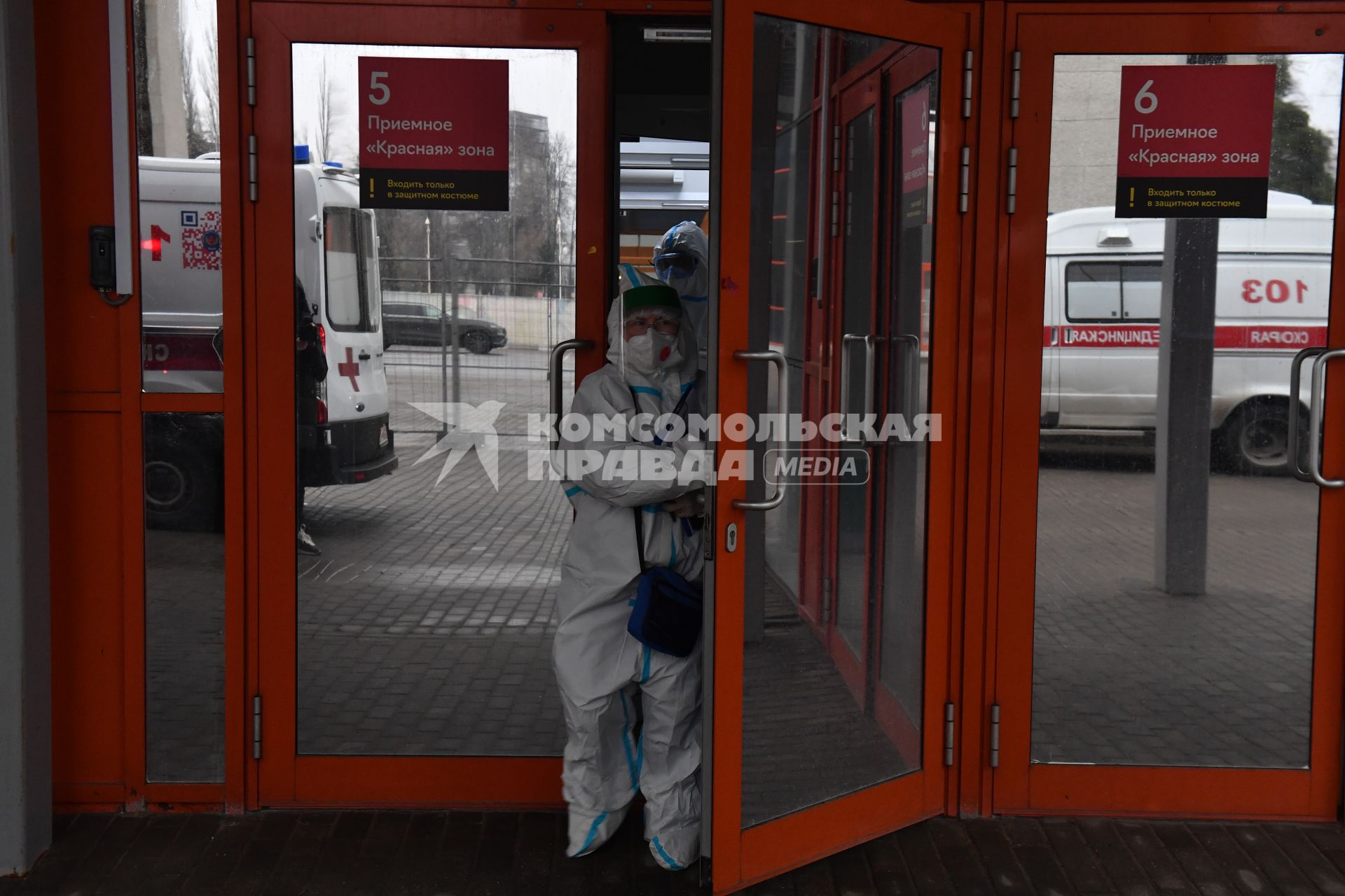 Москва. Вход в приемное отделение `Красной зоны` в резервном госпитале для больных ковидом - отделение ГКБ №24 на ВДНХ.