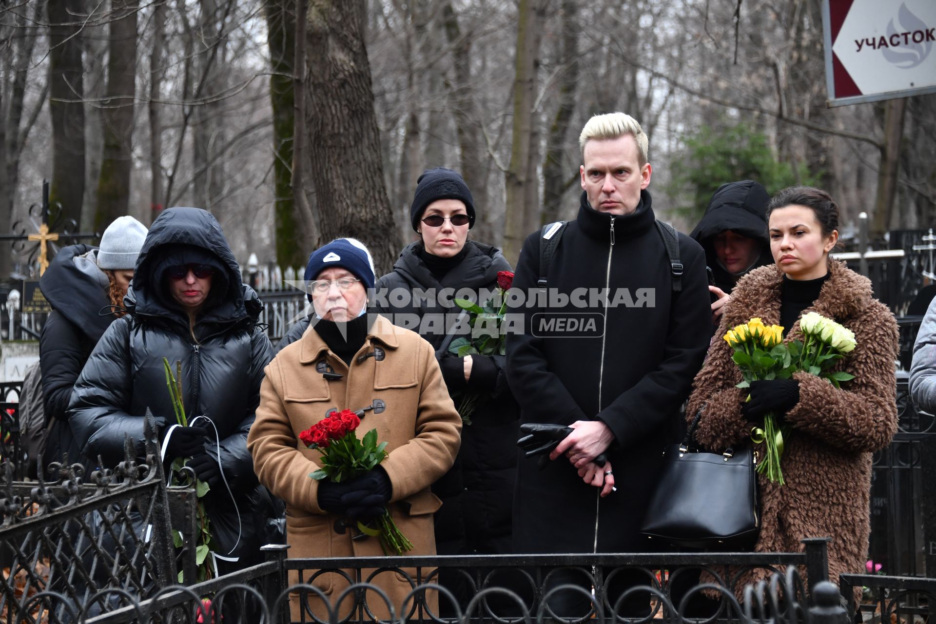 Москва. Актеры Алексей Лапшин (в центре) и Лана Крымова (справа) на церемонии открытия памятника актеру Армену Джигарханяну на Ваганьковском кладбище в день годовщины со дня кончины народного артиста СССР.