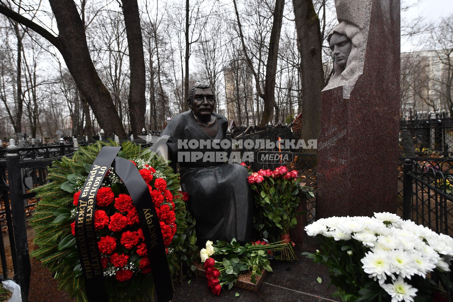 Москва. Памятник актеру Армену Джигарханяну, открытый на Ваганьковском кладбище в день годовщины со дня кончины народного артиста СССР.