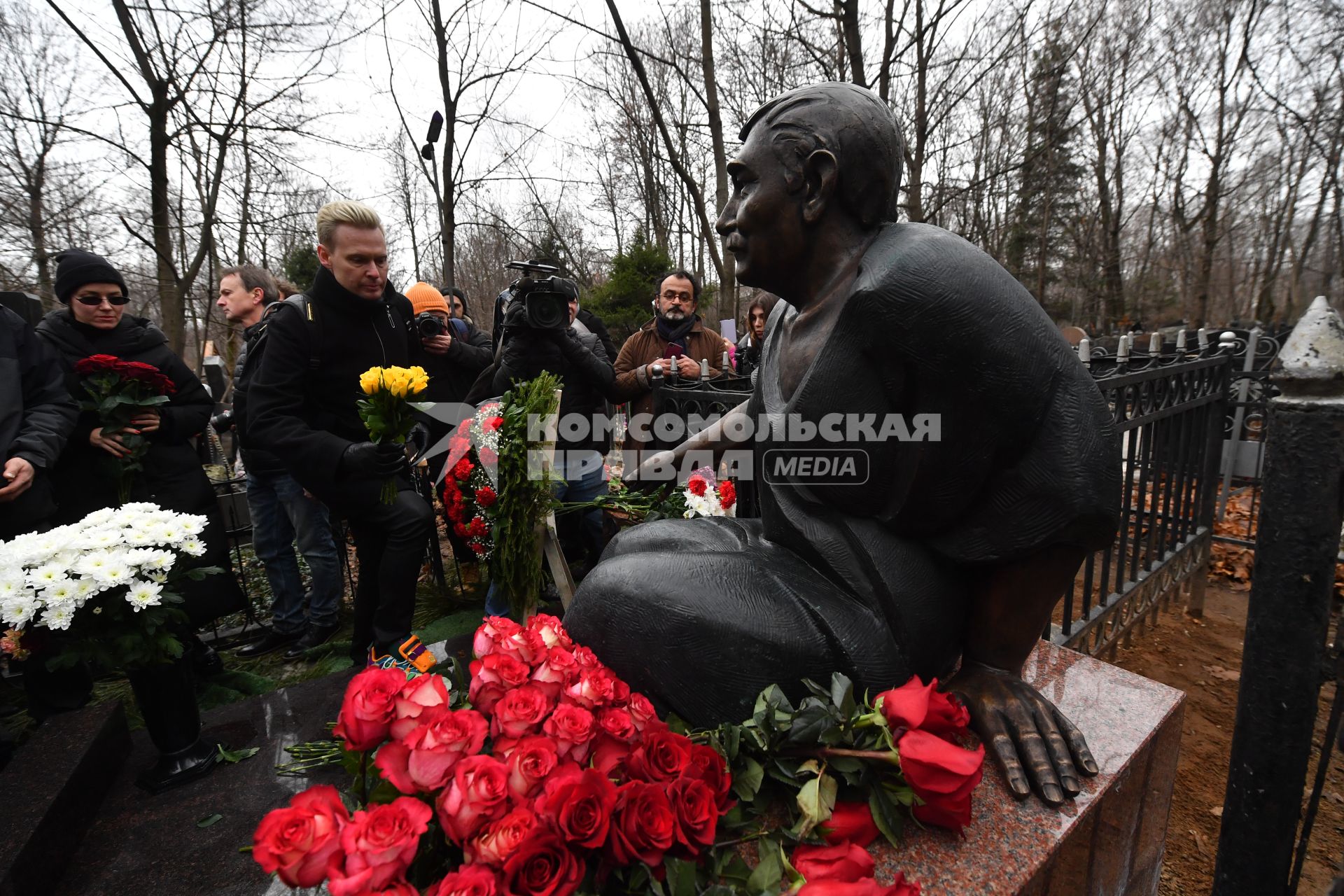 Москва. Актер Алексей Лапшин (второй слева) на церемонии открытия памятника актеру Армену Джигарханяну на Ваганьковском кладбище в день годовщины со дня кончины народного артиста СССР.