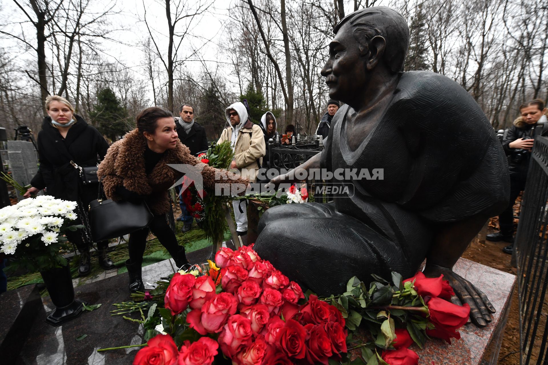 Москва. Актриса Лана Крымова на церемонии открытия памятника актеру Армену Джигарханяну на Ваганьковском кладбище в день годовщины со дня кончины народного артиста СССР.