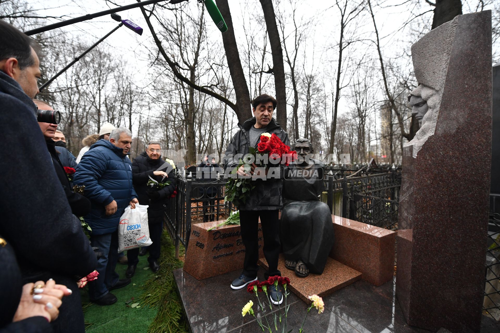 Москва. Сын Армена Джигарханяна Степан (в центре) на церемонии открытия памятника актеру Армену Джигарханяну на Ваганьковском кладбище в день годовщины со дня кончины народного артиста СССР.