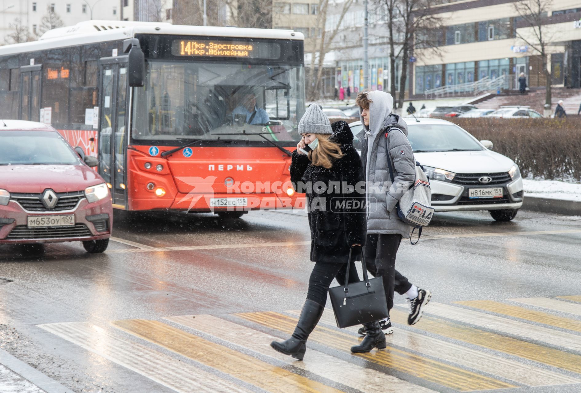 Пермь.  Прохожие на пешеходном переходе.