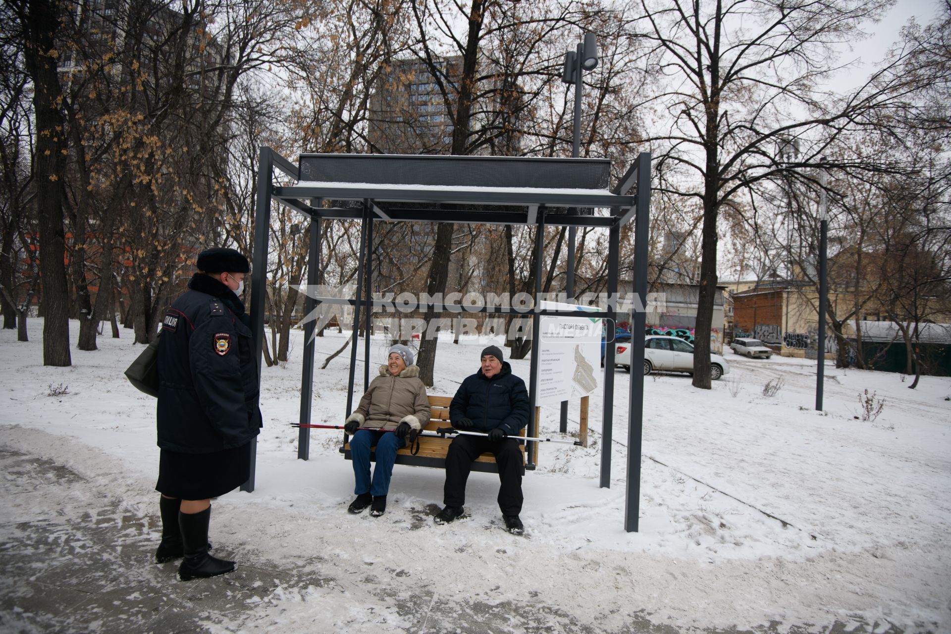 Екатеринбург. Сотрудник полиции беседует с пенсионерами в парке