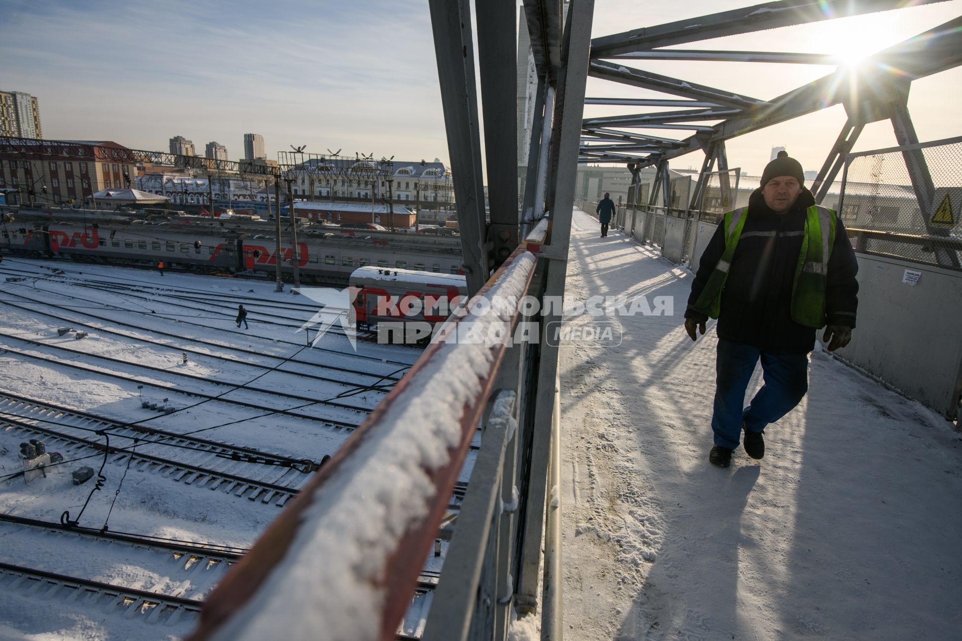 Екатеринбург. Мужчина идет по мосту над железной дорогой
