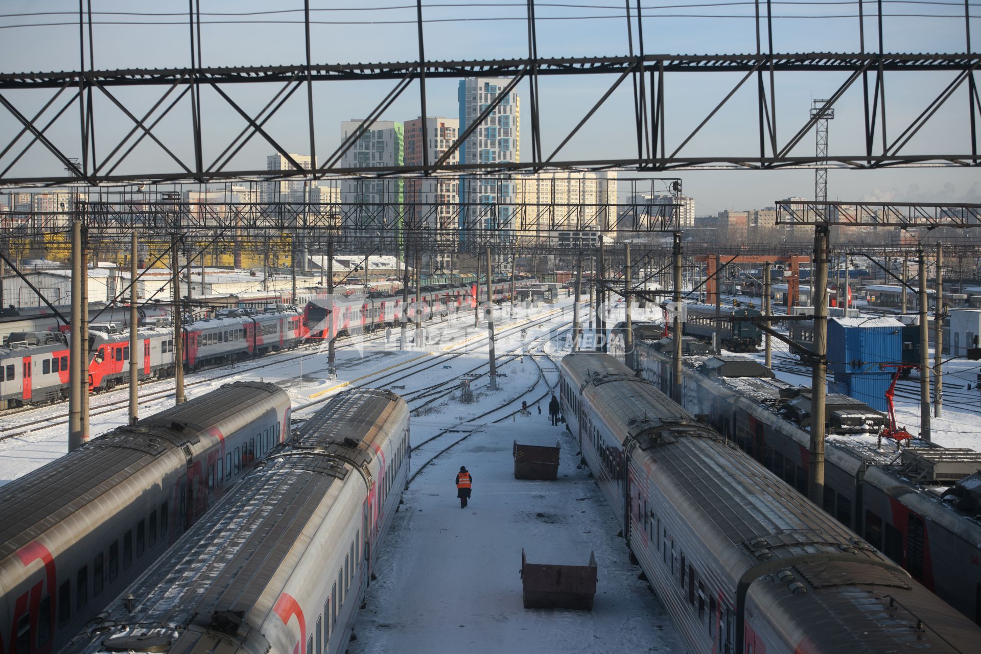 Екатеринбург. Мужчина идет по мосту над железной дорогой