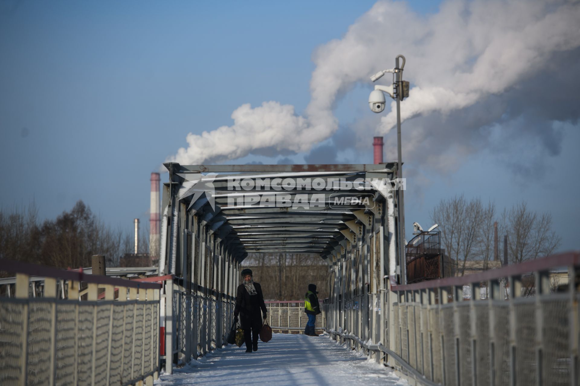 Екатеринбург. Женщина идет по мосту над железной дорогой