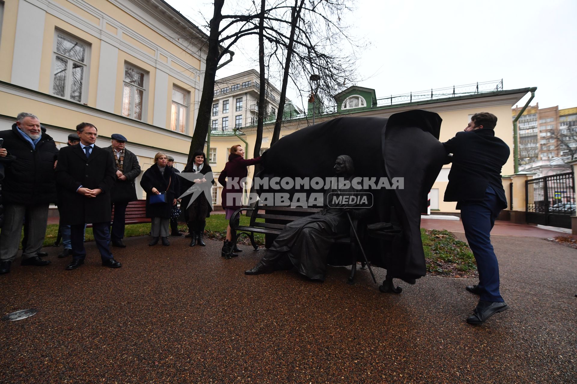 Москва. (слева направо) Президент Фонда Достоевского Игорь Волгин, председатель Российского Военно-исторического общества Владимир Мединский и кинорежиссер Владимир Бортко на церемонии открытия памятника Н.В. Гоголю на территории усадьбы Васильчиковых.