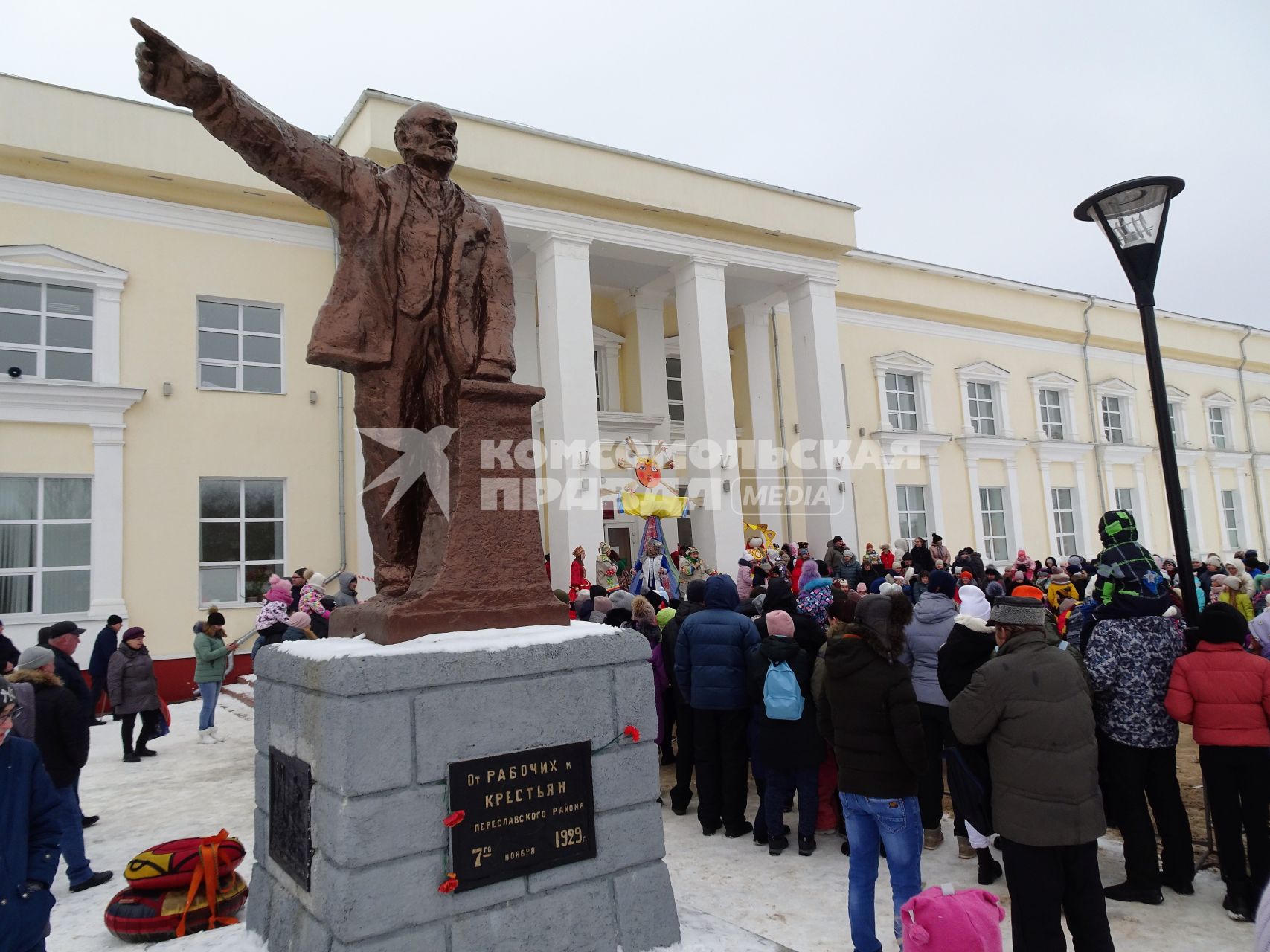 Ярославская область. г. Переславль-Залесский. Народные гуляния у памятника Ленину.