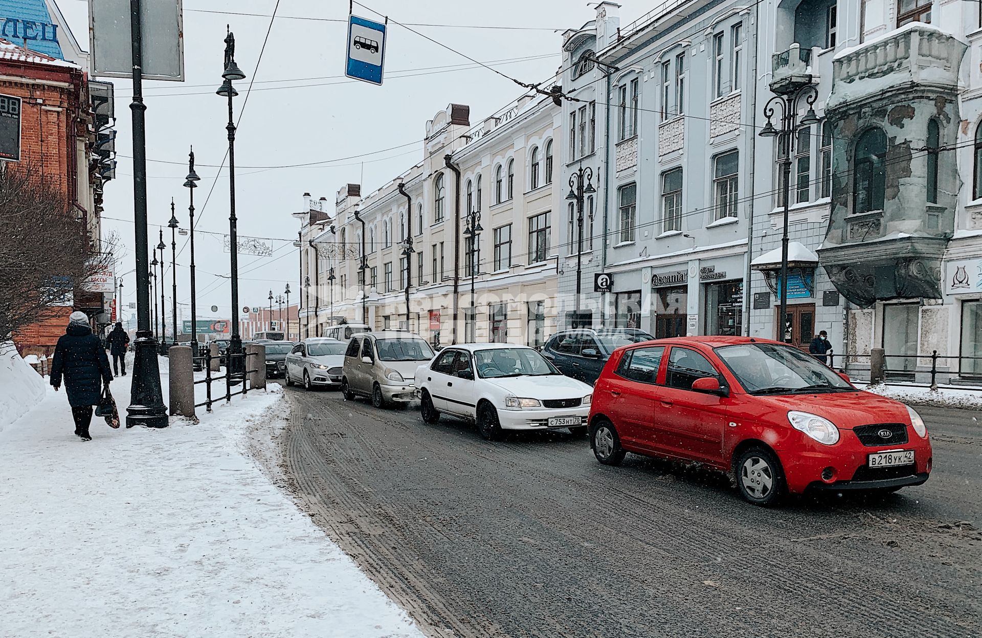 Томск. Автомобили на одной из улиц города.