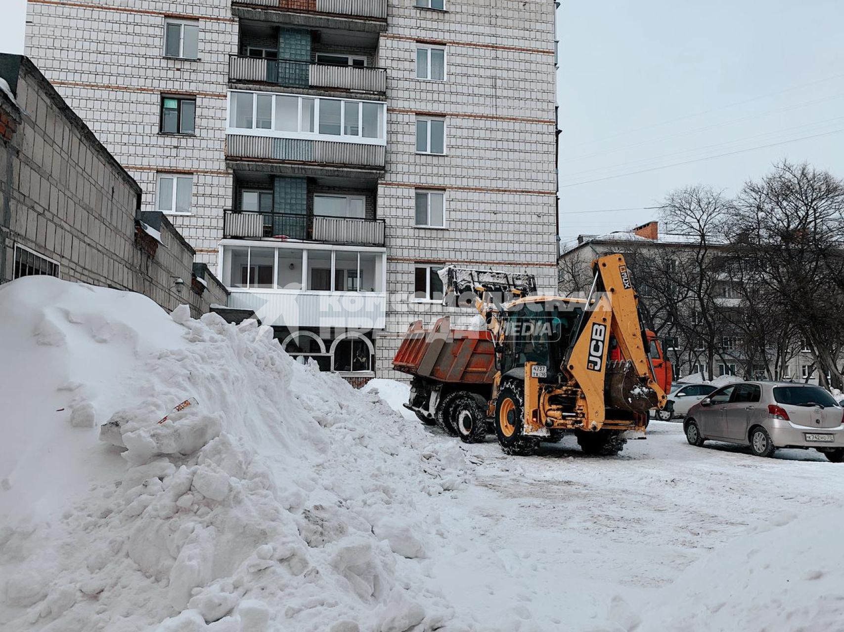 Томск. Уборка снега на одной из улиц города.