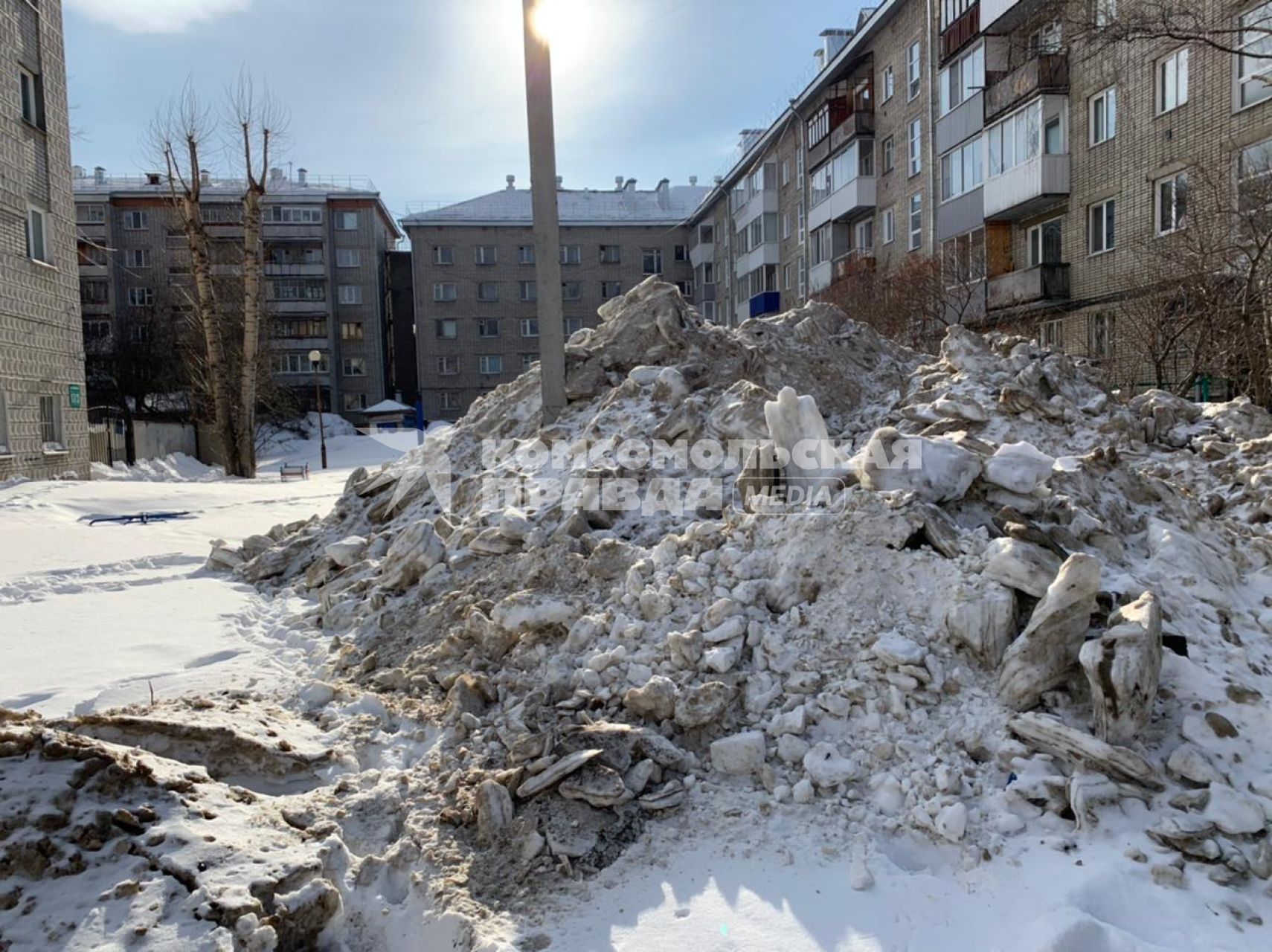 Томск. Сугробы на одной из улиц города.