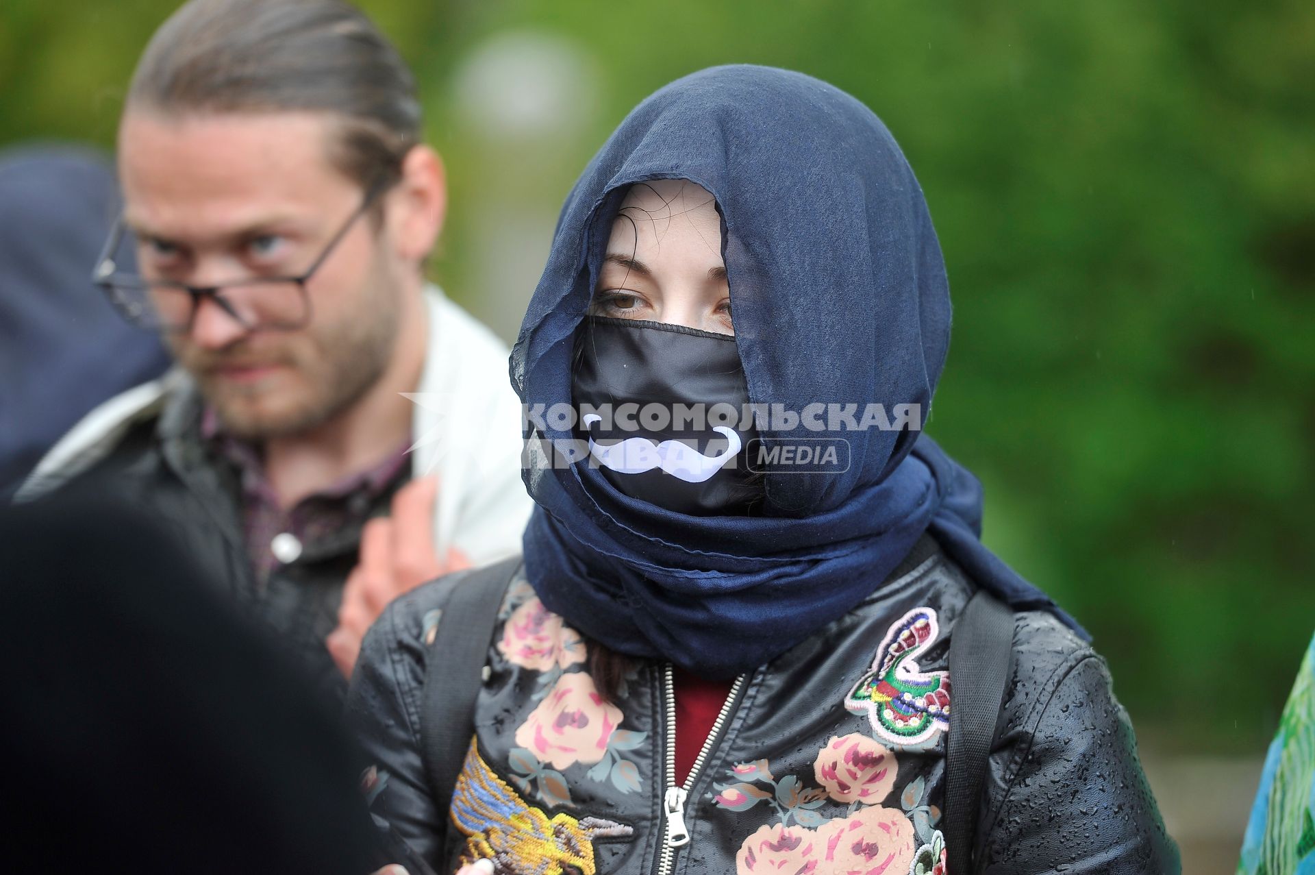 Екатеринбург. Девушка в защитной маске с усами