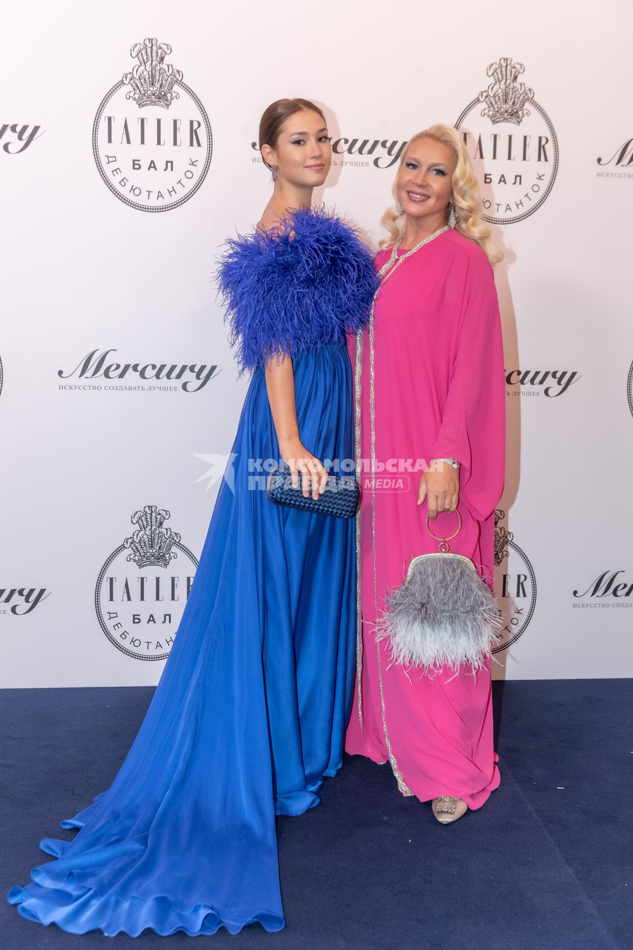 Москва. Главный редактор глянцевого журнала `Shopping Guide` и телеканала `World Fashion` Екатерина Одинцова с дочерью Диной Немцовой на балу дебютанток журнала Tatler в Доме Пашкова.