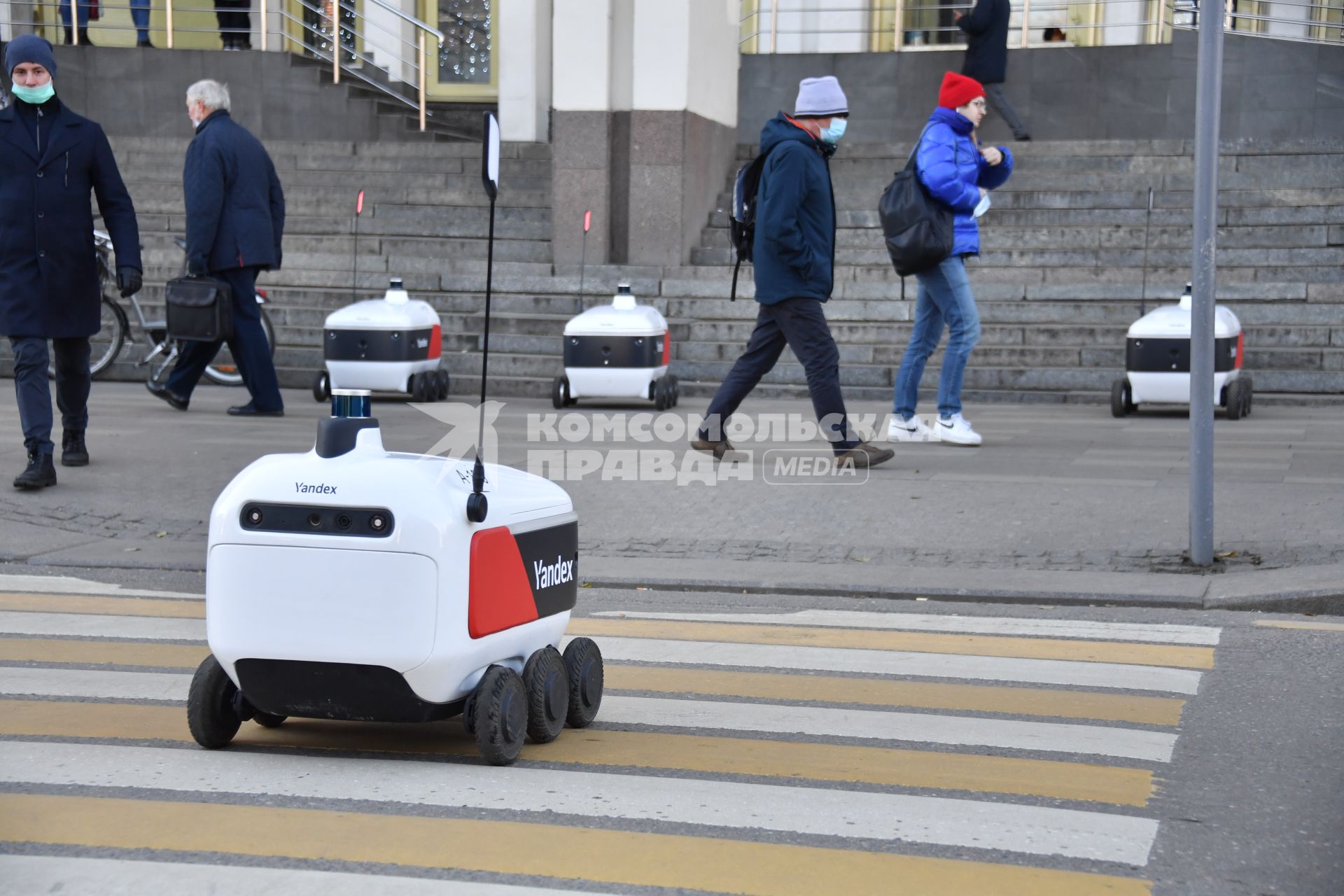 Москва.  Беспилотный Робот-курьер `Яндекс.Ровер`на одной из улиц города.