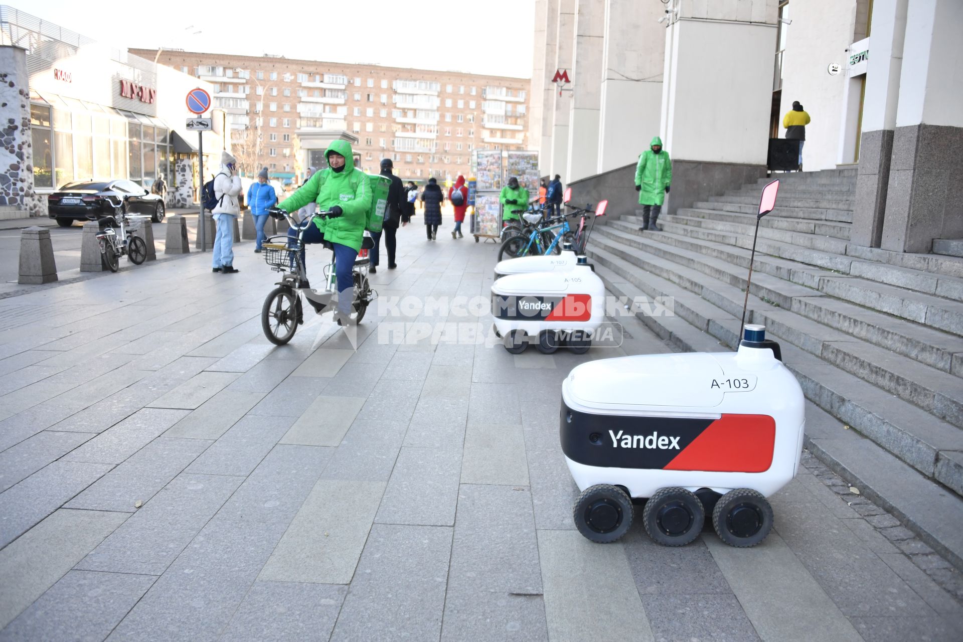 Москва.  Беспилотный Робот-курьер `Яндекс.Ровер`на одной из улиц города.