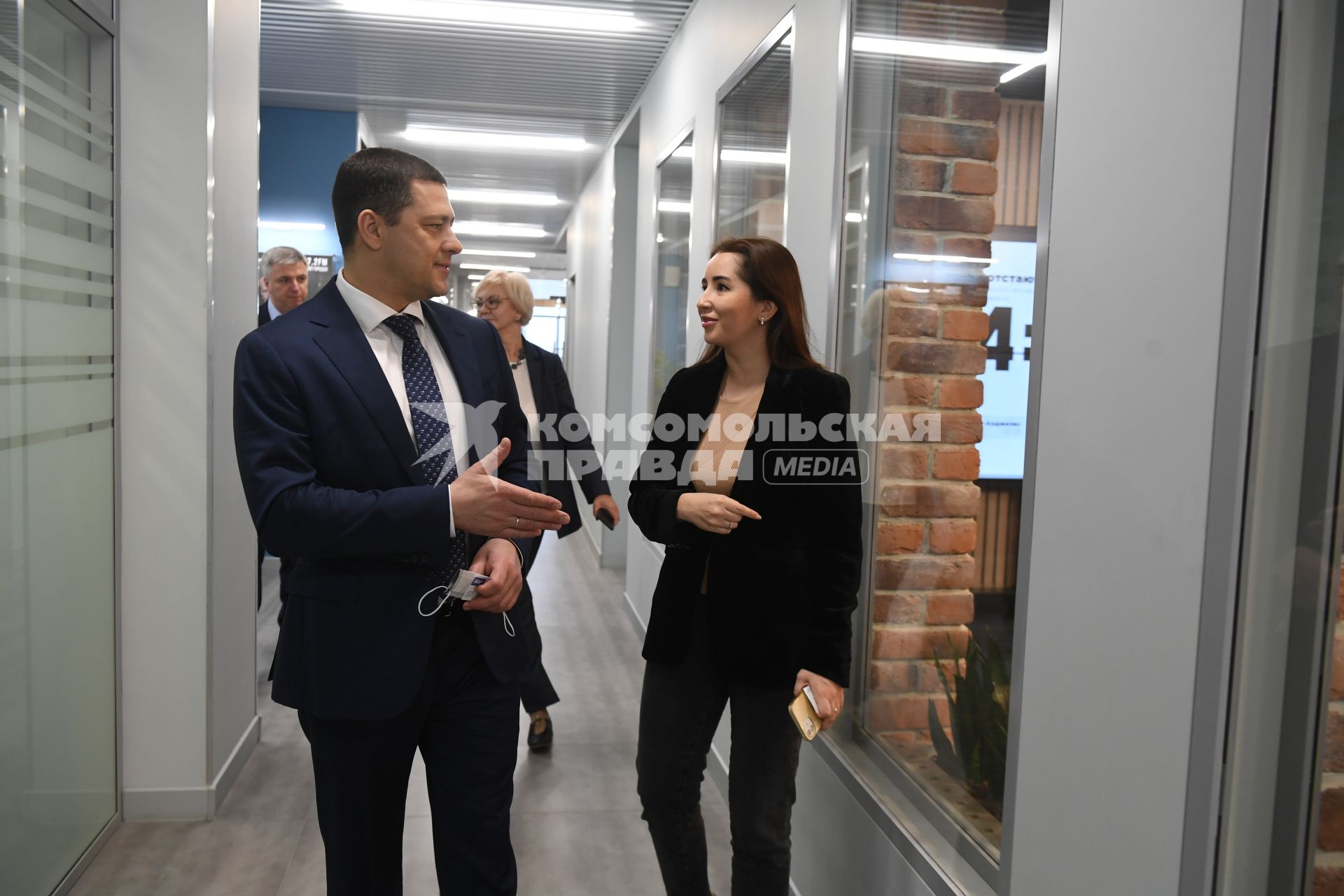 Москва.   Губернатор Псковской области Михаил Ведерников и заместитель генерального директора Медиагруппы `Комсомольская правда`Анжелика Сулхаева в редакции `Комсомольская правда`.