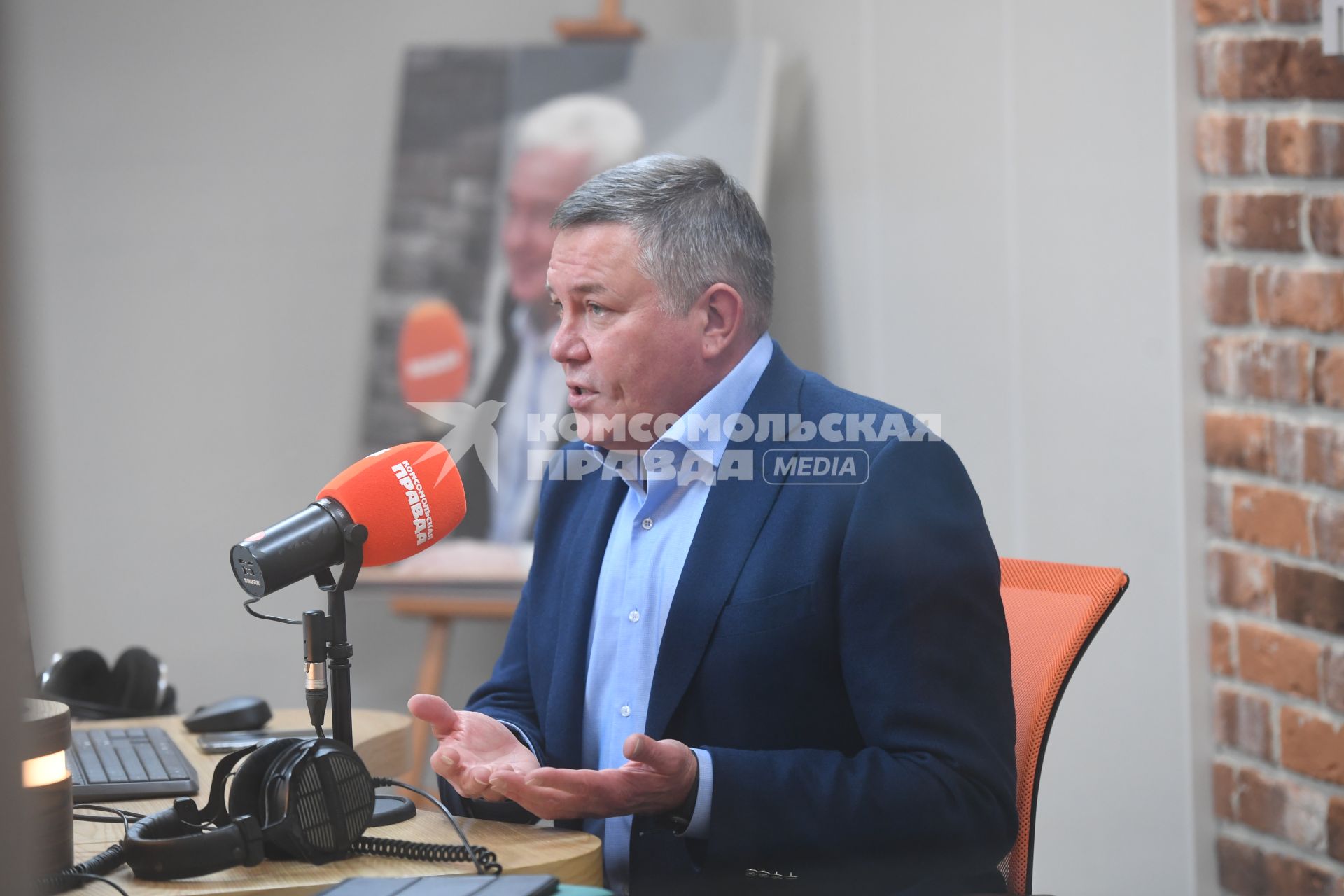 Москва.   Губернатор Вологодской области Олег Кувшинников на радио `Комсомольская правда`.