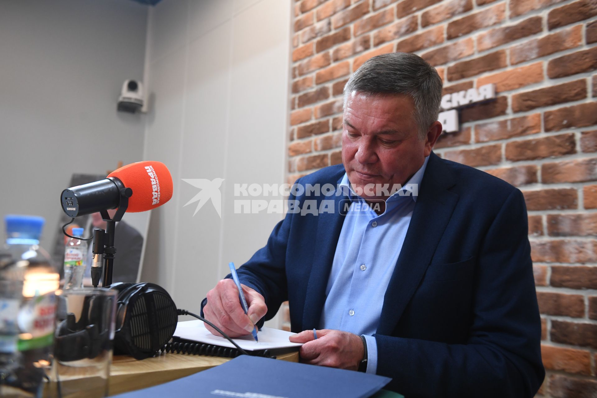 Москва.   Губернатор Вологодской области Олег Кувшинников на радио `Комсомольская правда`.