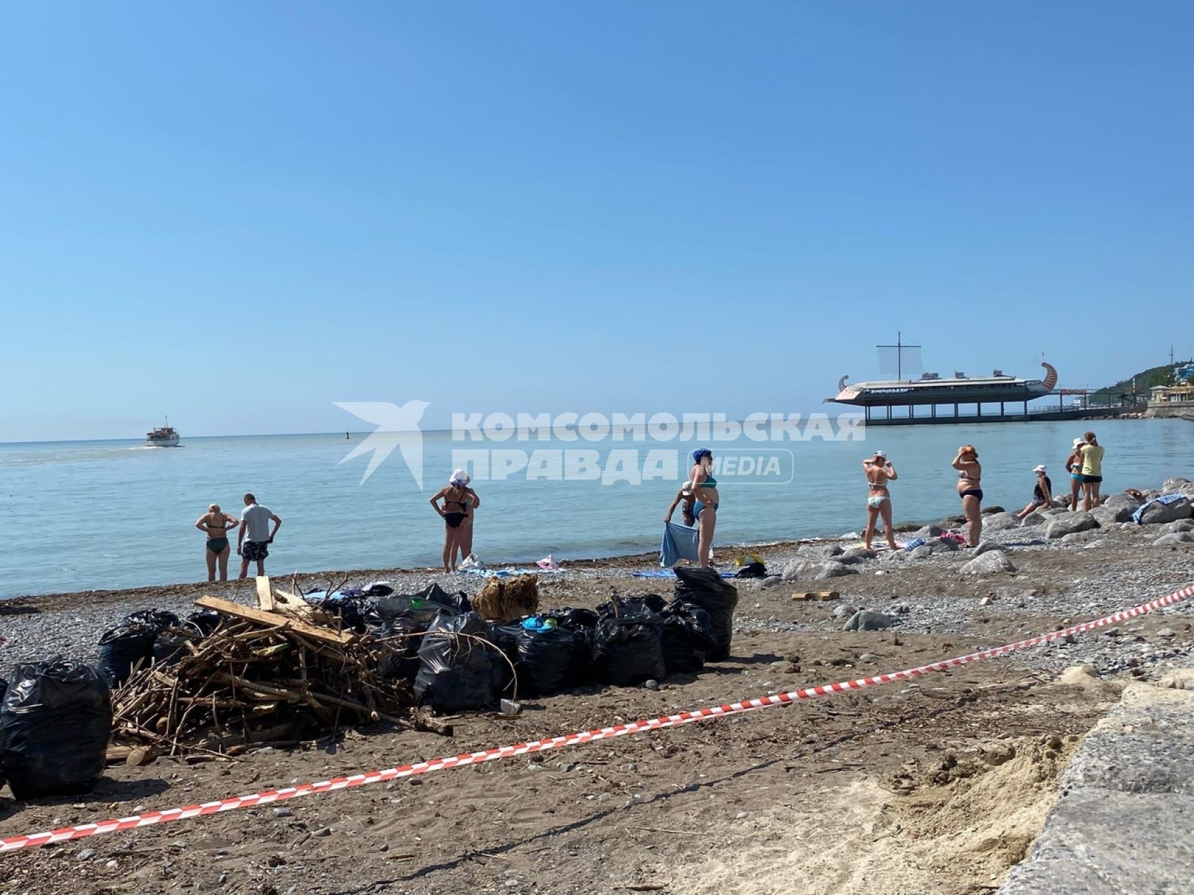 Крым. Ялта. Уборка мусора на пляжах города во время ликвидации последствий наводнения.
