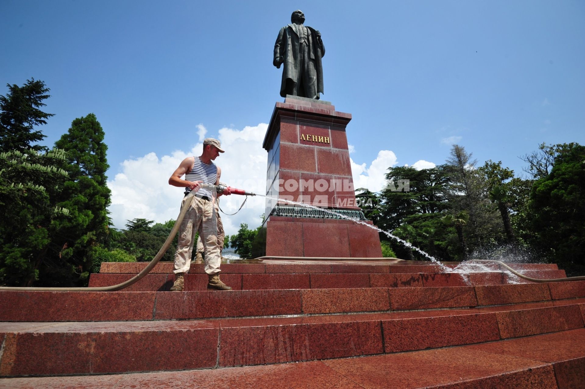 Крым. Ялта. Военнослужащие на одной из улиц  во время ликвидации последствий наводнения.