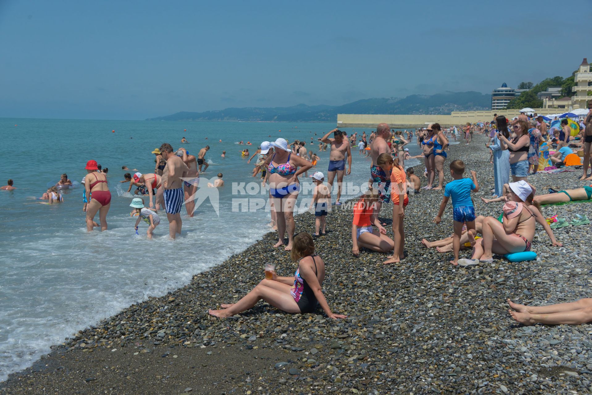 Сочи. Отдыхающие на пляже Черного моря.