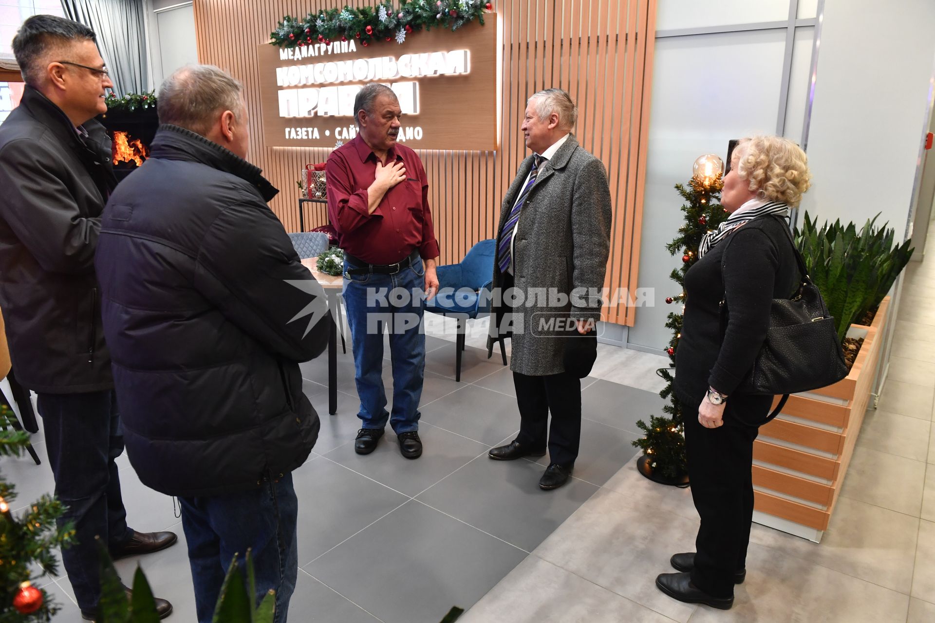 Москва. (слева направо) Радиоведущий, специальный корреспондент `Комсомольской правды` (КП) Кирилл Серов, политический обозреватель КП Александр Гамов, шахматист, депутат Госдумы РФ Анатолий Карпов и журналист Любовь Моисеева в редакции КП.