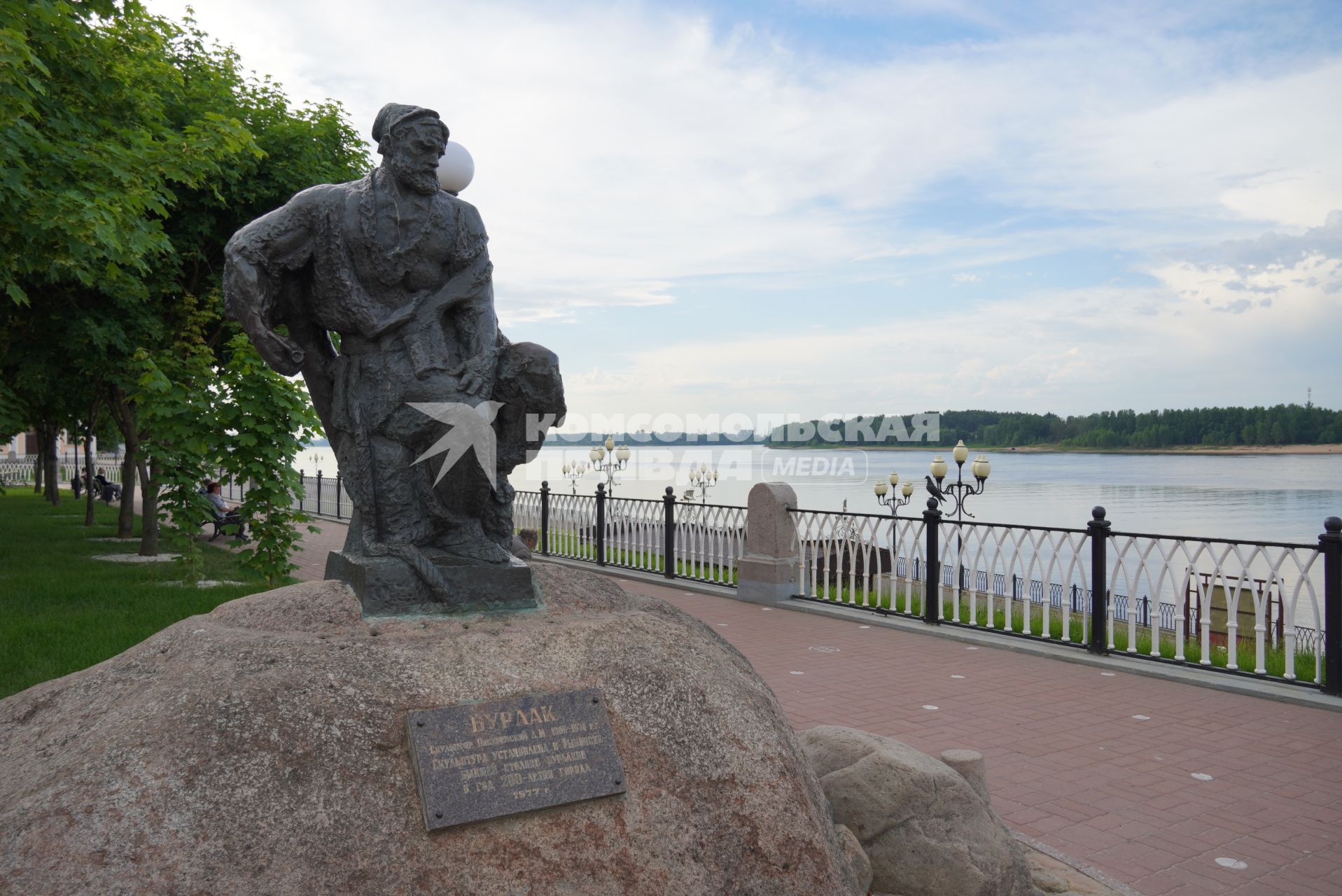 Рыбинск. Памятник бурлаку на Лоцманском бульваре.