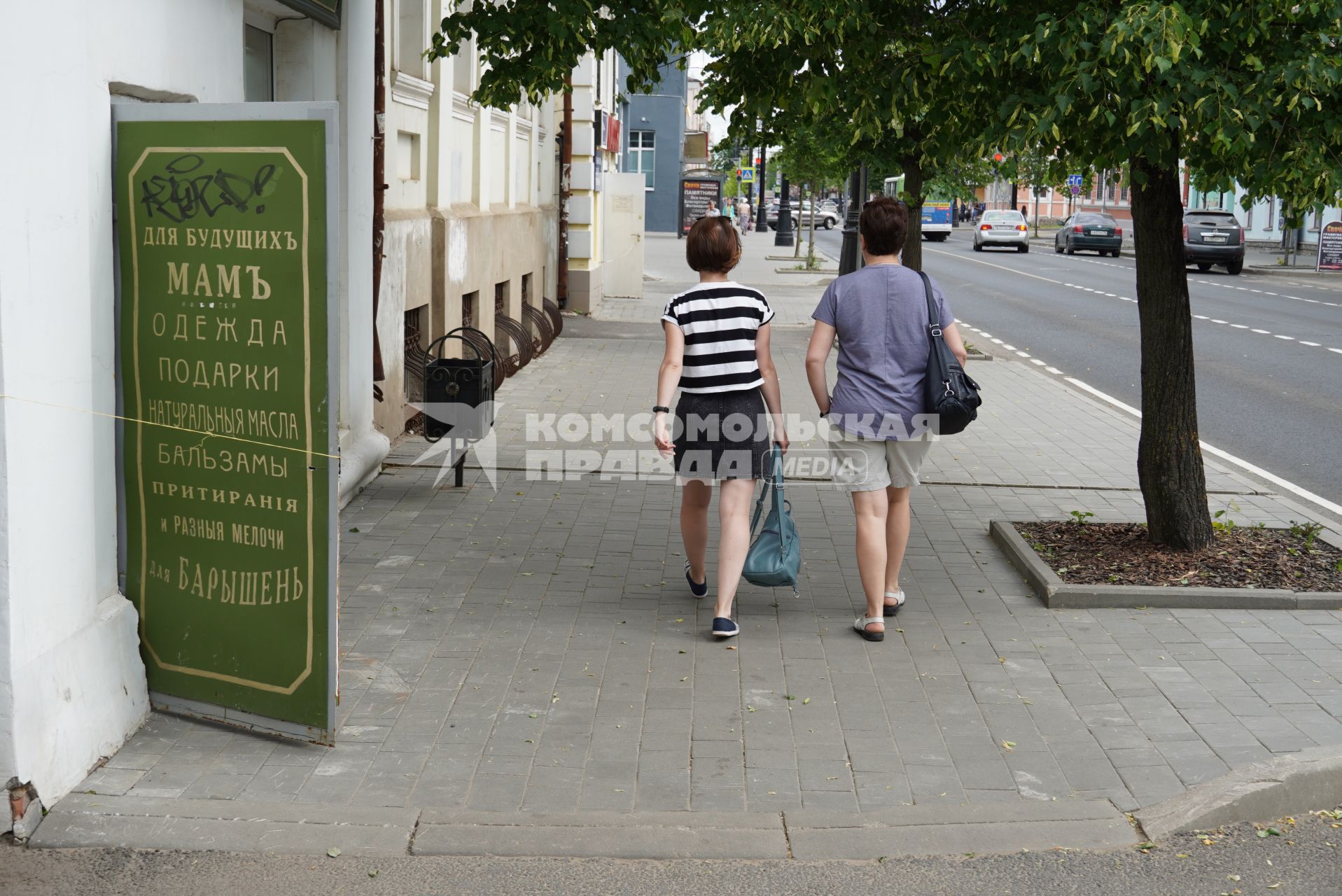 Рыбинск. Женщины на одной из улиц города.