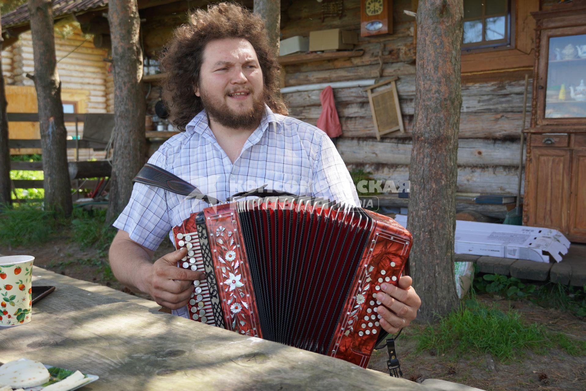 Ярославская область. Тутаев. Гармонист Михаил Коломыцев.