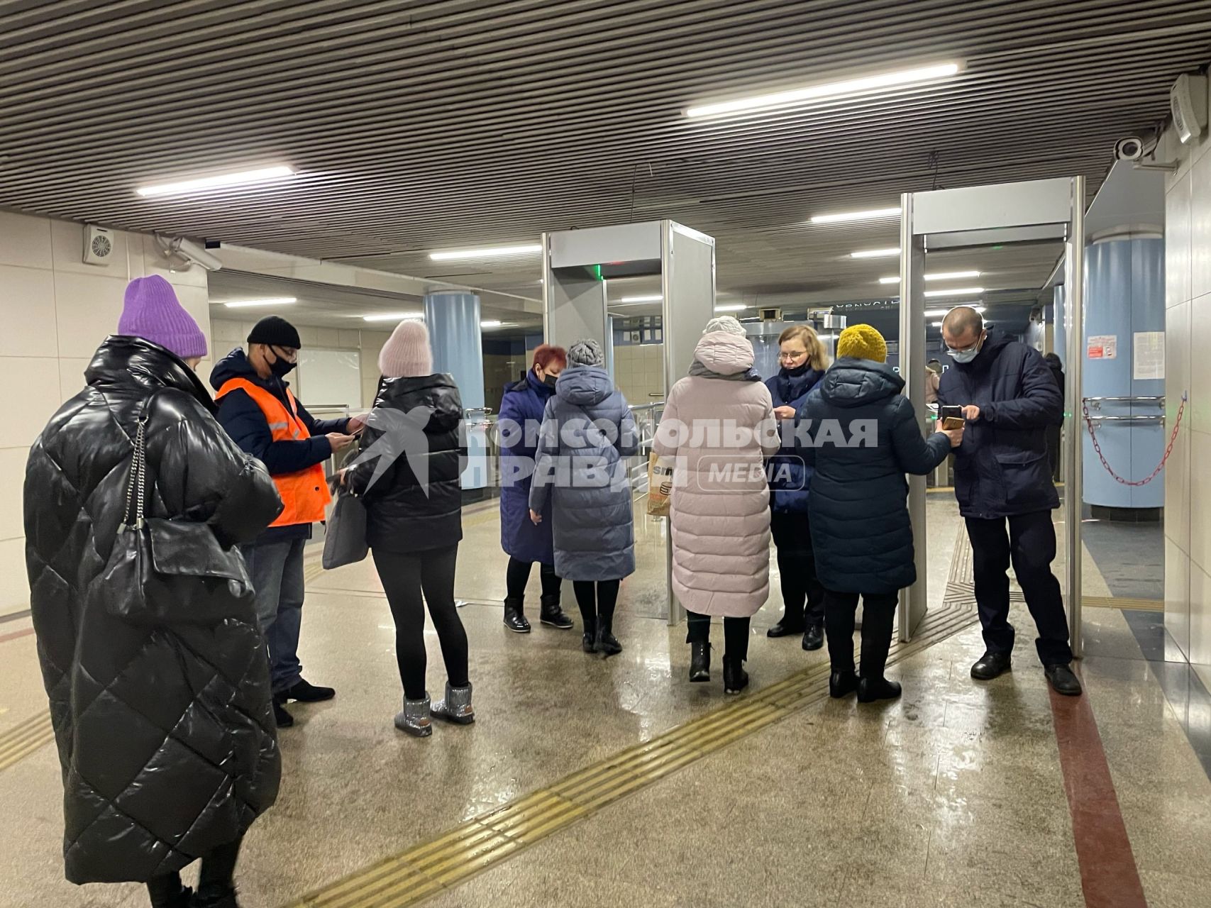 Казань. Проверка QR-кодов у пассажиров метро.