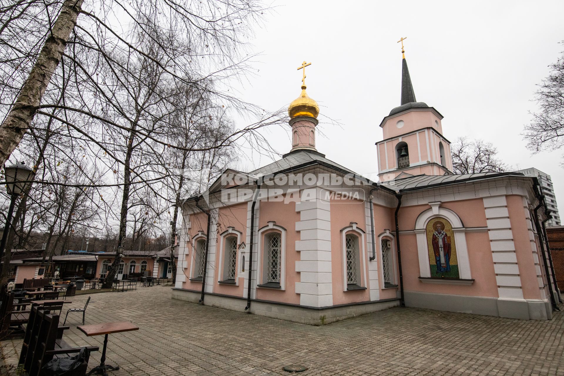 Москва. Вид на Покровскую церковь в парке `Покровское-Стрешнево`.