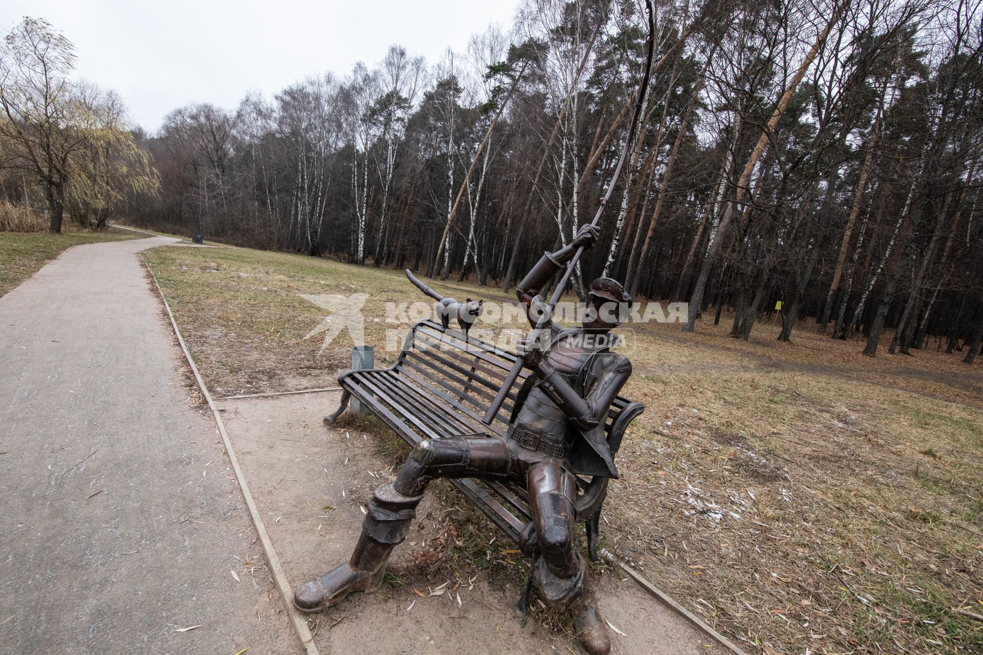 Москва.  Скульптура в парке `Покровское-Стрешнево`.