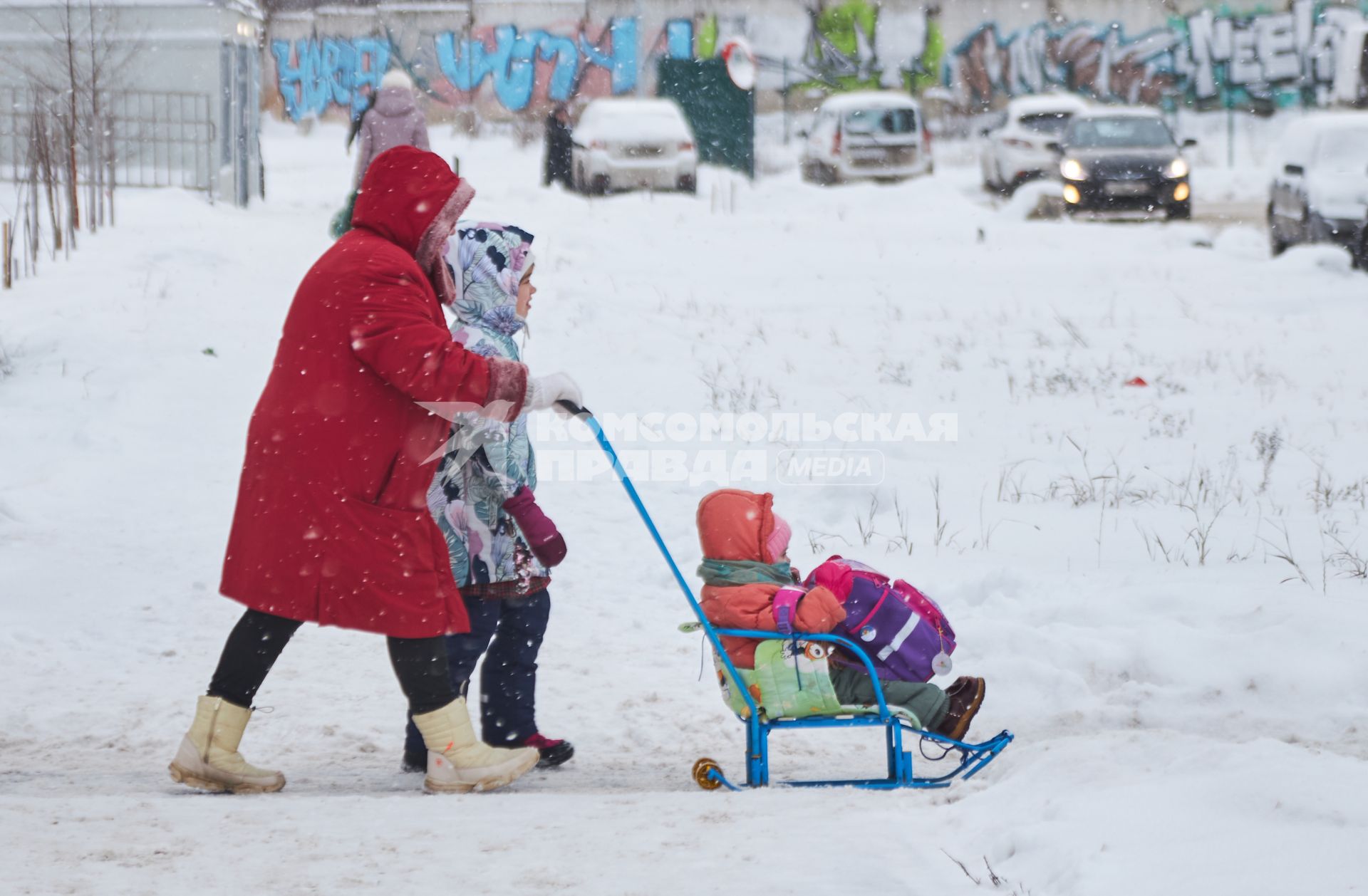 Пермь. Женщина с детьми на заснеженной улице.