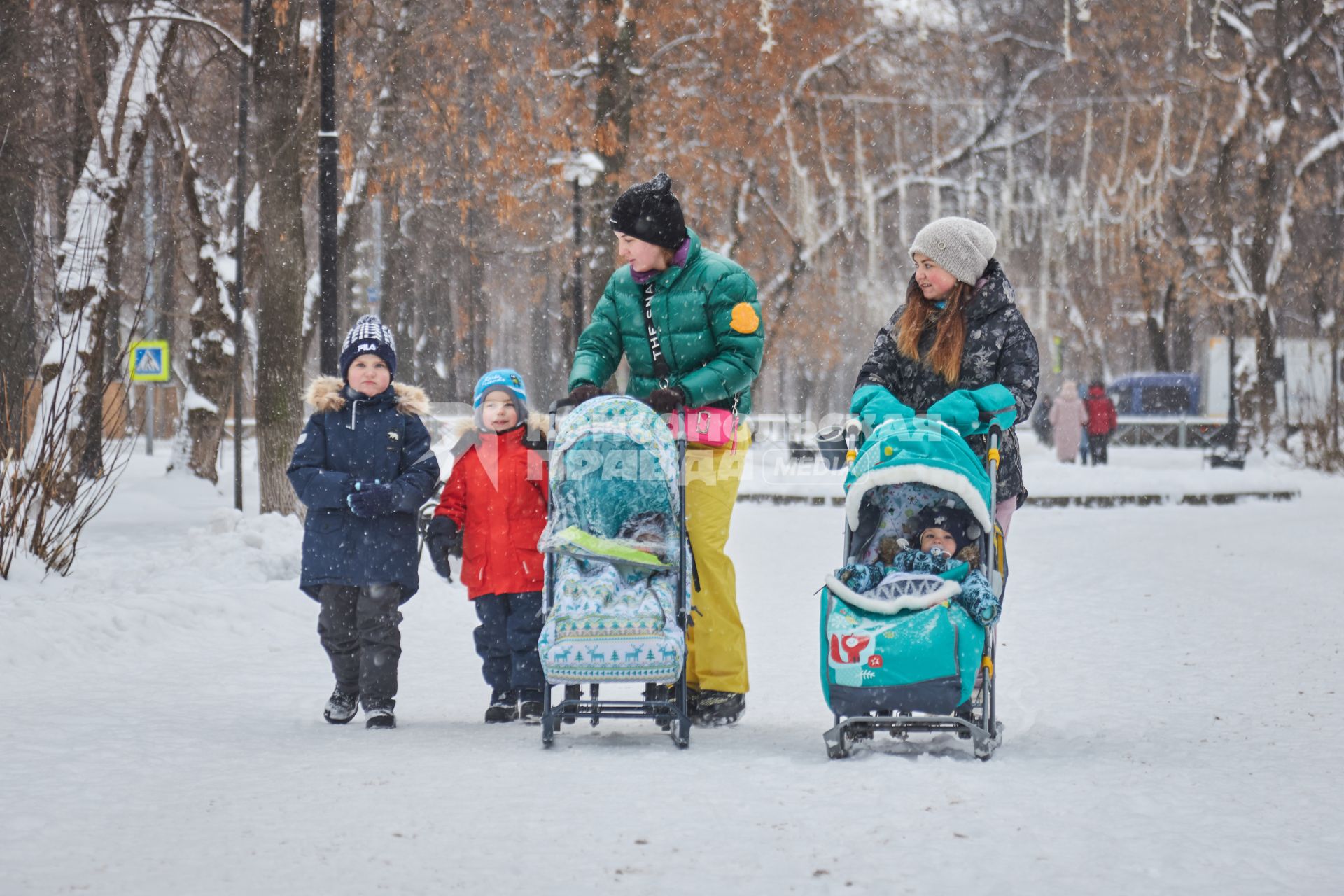 Пермь. Женщины с детьми на заснеженной улице.