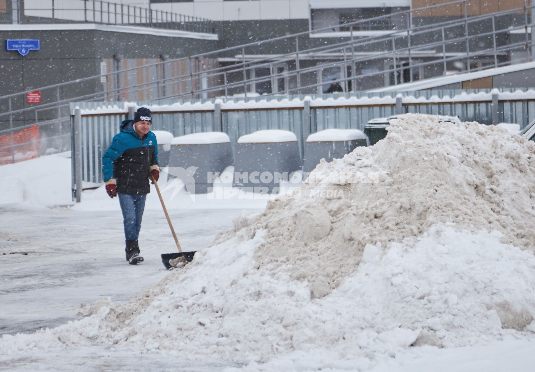 Пермь. Сотрудник коммунальных служб убирает снег.