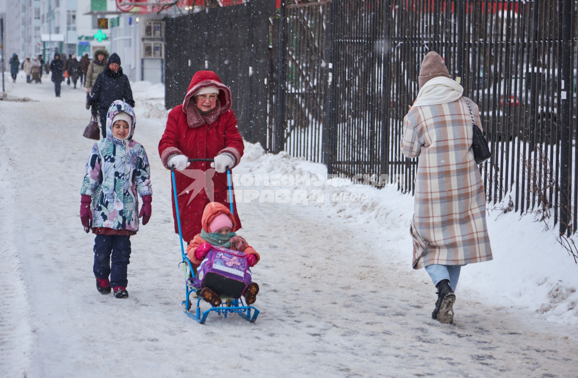 Пермь. Женщина с детьми на заснеженной улице.