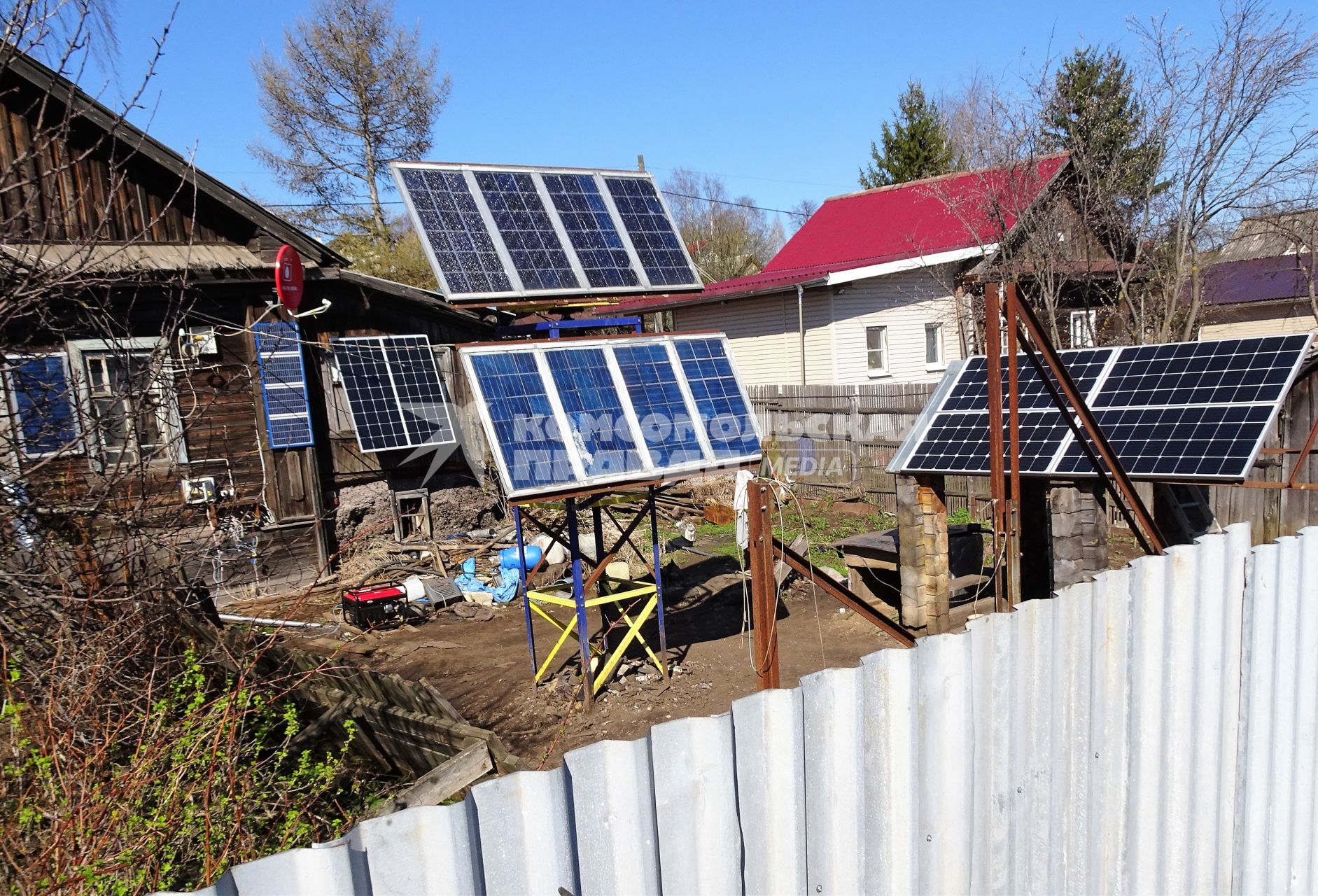 Кировская область. Солнечная электростанция на огороде Олега Евсеева.