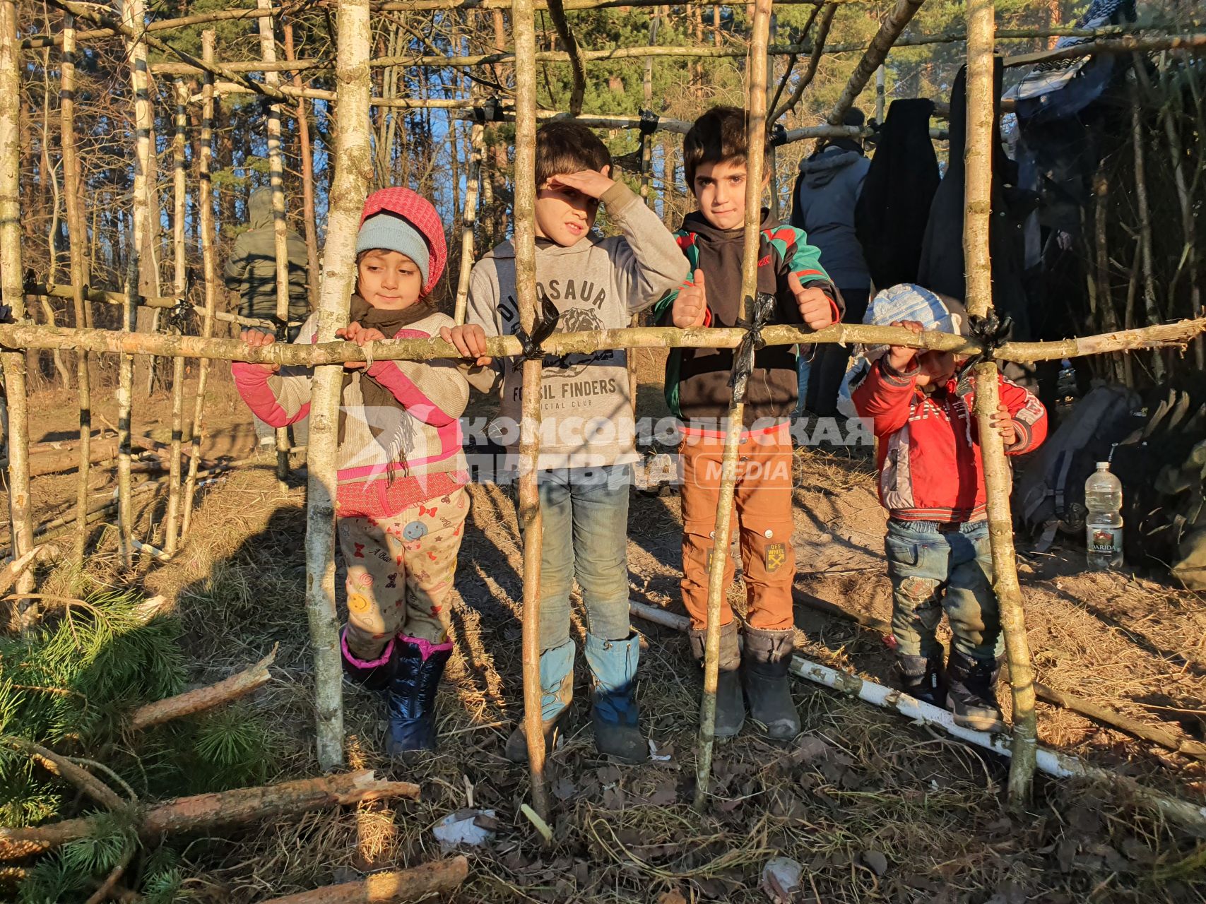 Белорусско-польская граница. Дети беженцев из Ближнего Востока в лагере нелегальных мигрантов.