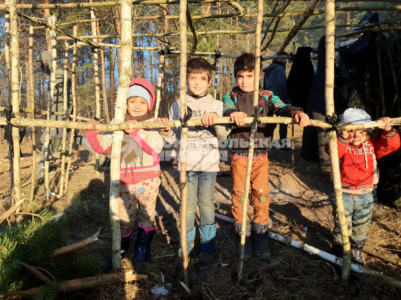 Белорусско-польская граница. Дети беженцев из Ближнего Востока в лагере нелегальных мигрантов.