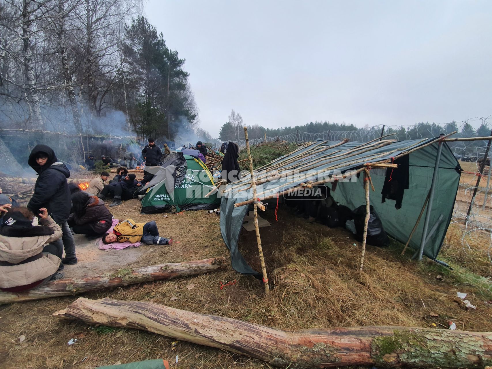 Белорусско-польская граница. Беженцы из Ближнего Востока в лагере нелегальных мигрантов.