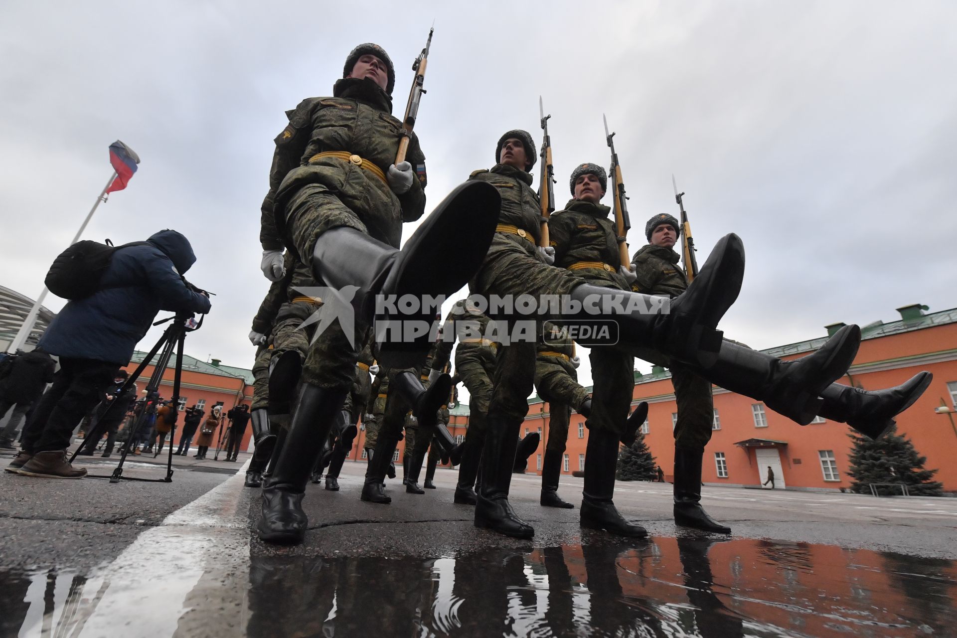 Москва. Военнослужащие роты почетного караула  Преображенского полка  во время занятий.