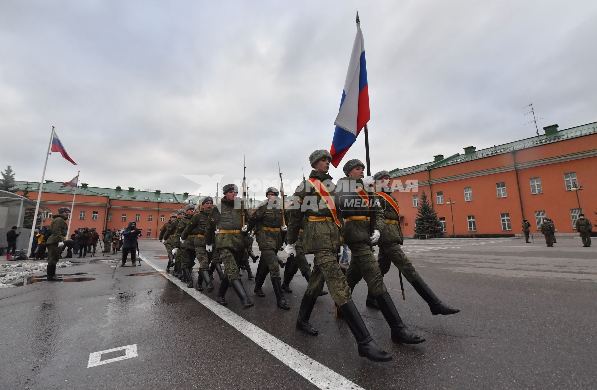 Москва. Военнослужащие знаменной группы роты почетного караула  Преображенского полка  во время занятий.