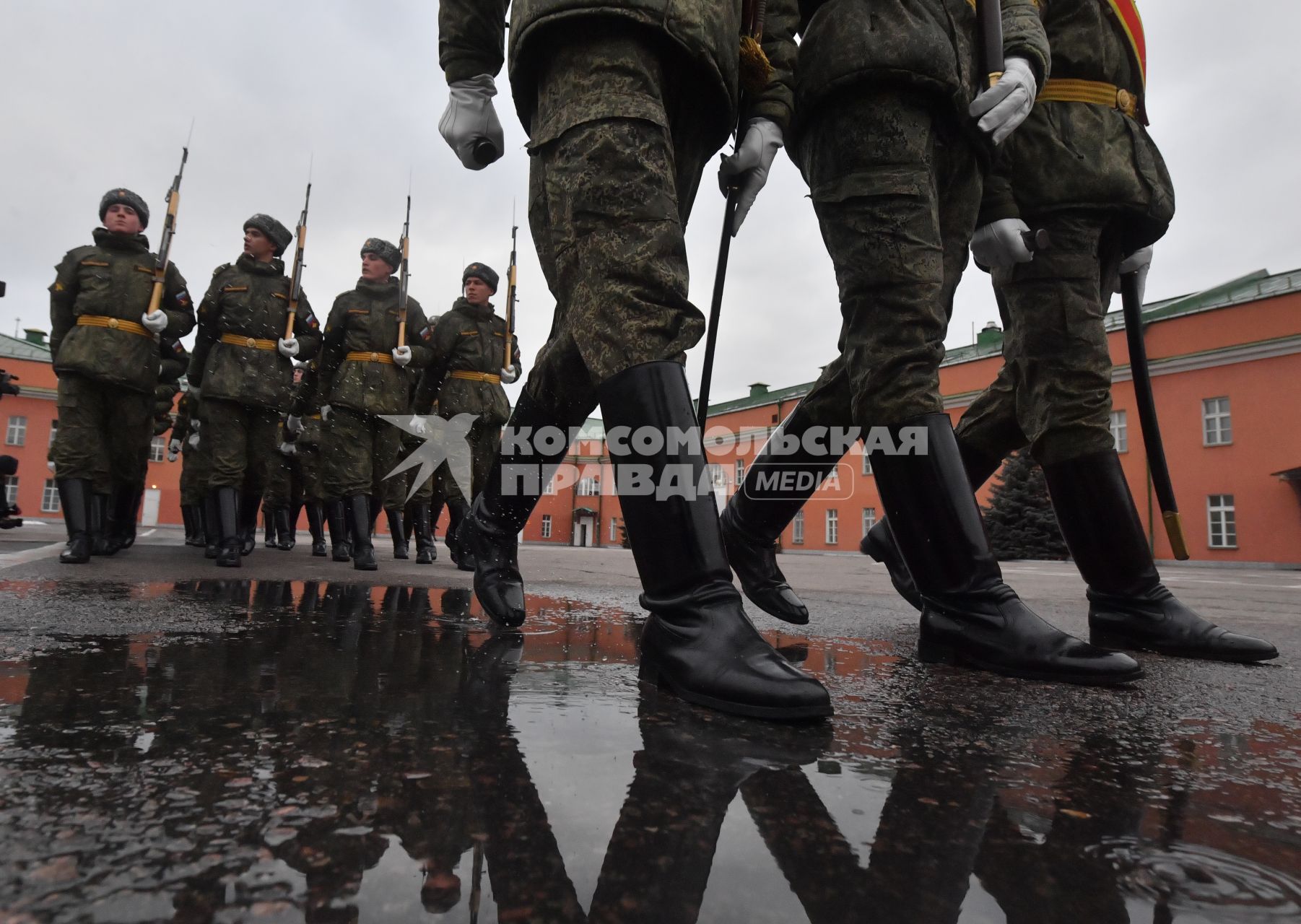 Москва. Военнослужащие роты почетного караула Преображенского полка  во время занятий.