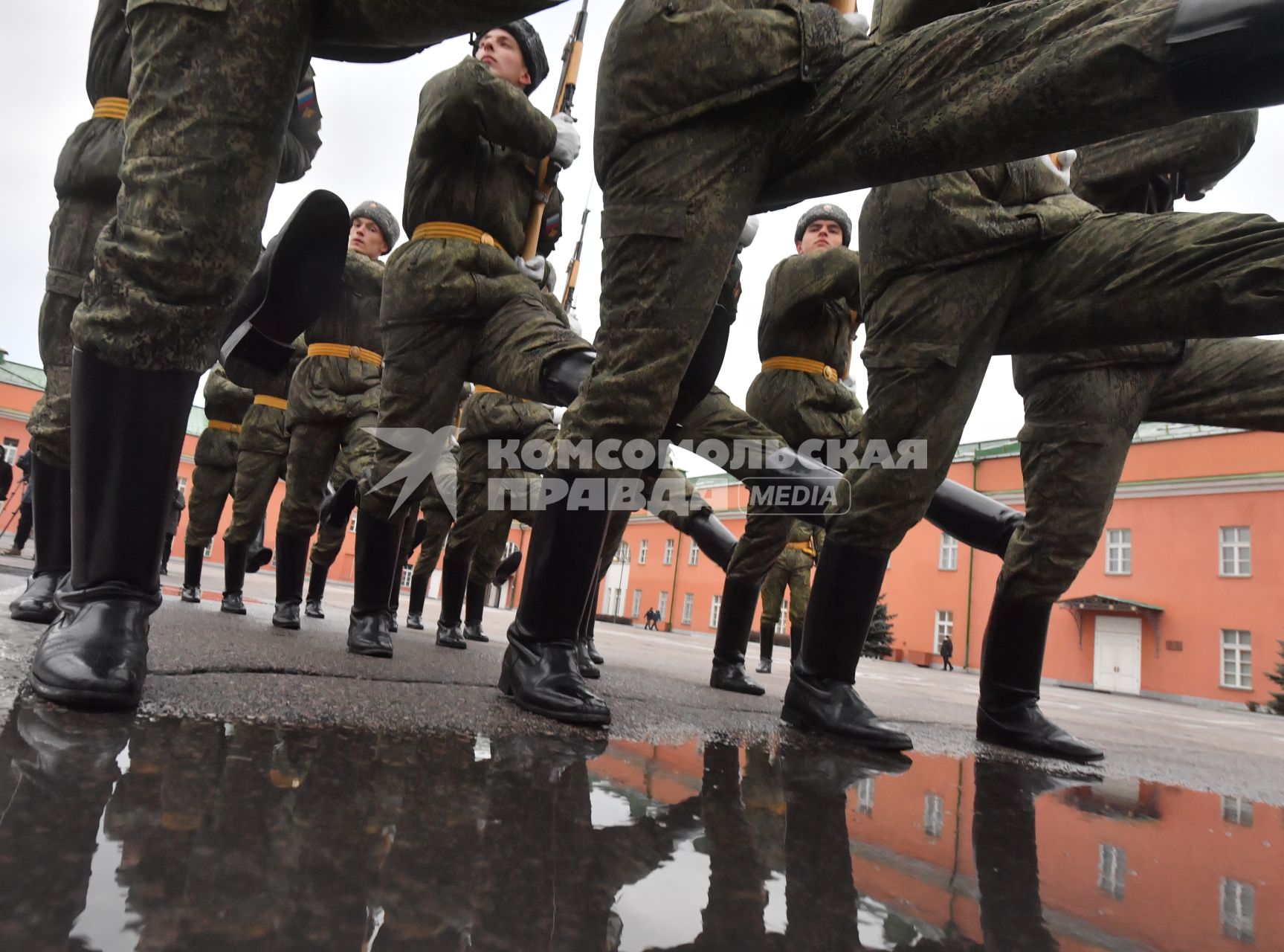 Москва. Военнослужащие роты почетного караула Преображенского полка  во время занятий.