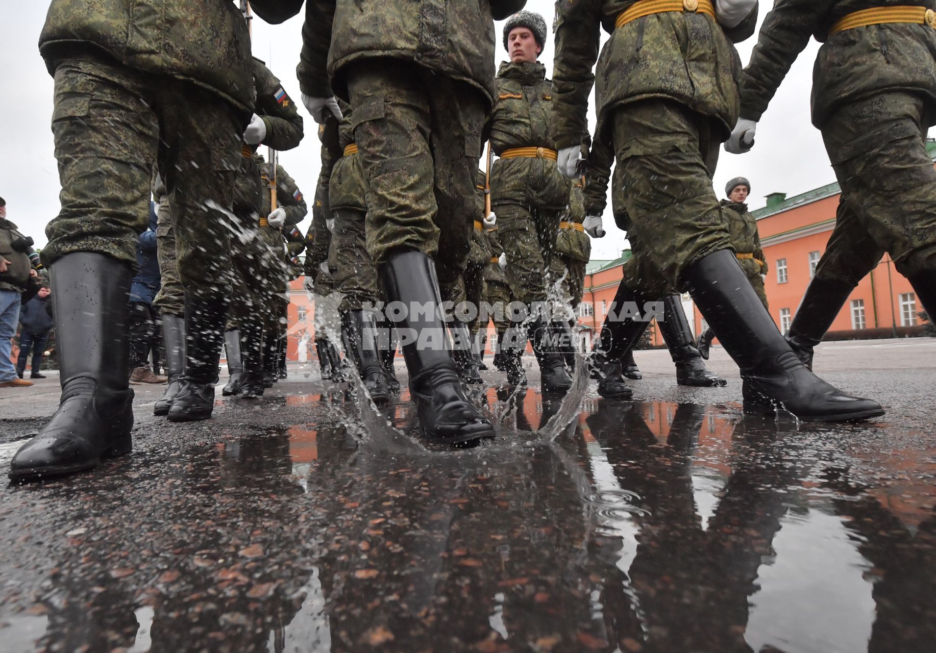 Москва. Военнослужащие роты почетного караула  Преображенского полка  во время занятий.